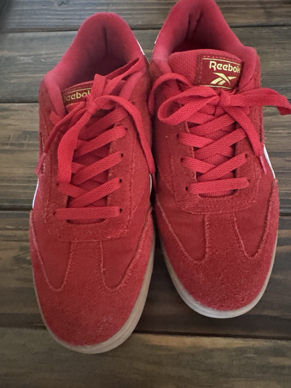 Reebook Red Women’s Casual Shoes 9.5 Wide Jeans Trendy Unique White Soft Walk