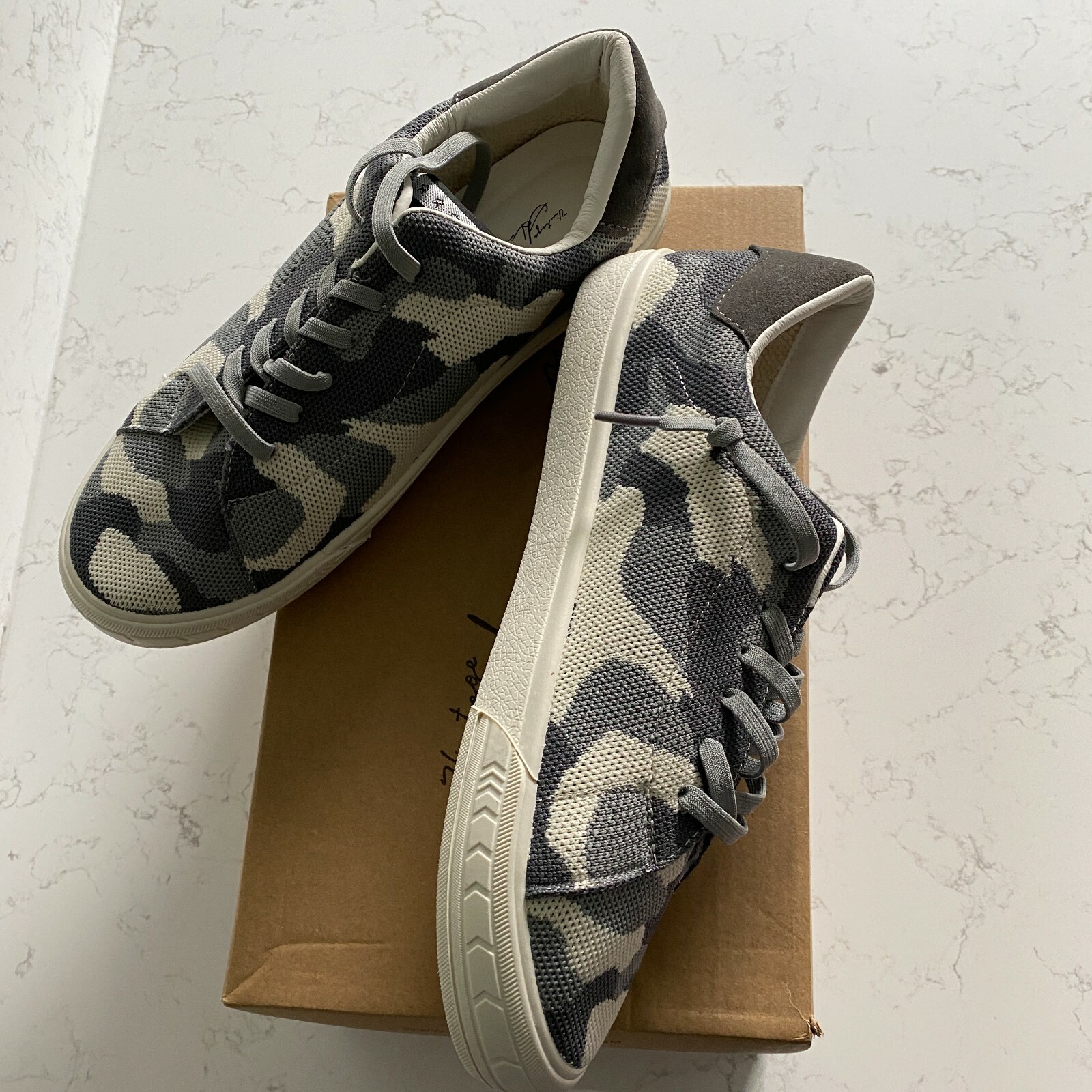 Vintage Havana Fly Pattern Unique Low Top Sneakers Size 8 Fall