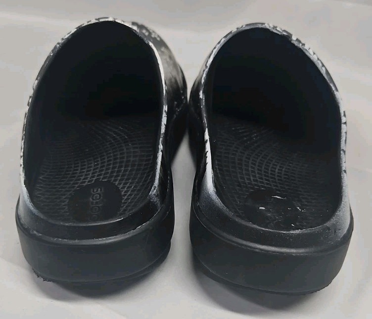 OOFOS Clogs black and gray reptile pattern Animal Print Women’s size 8 GUC