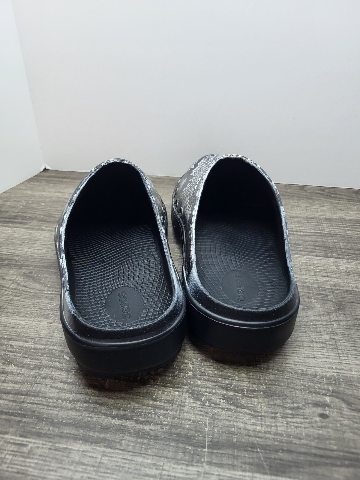 OOFOS OOcloog Clogs Black & Gray Snake Print Mule Women’s Size 10 Slip-On
