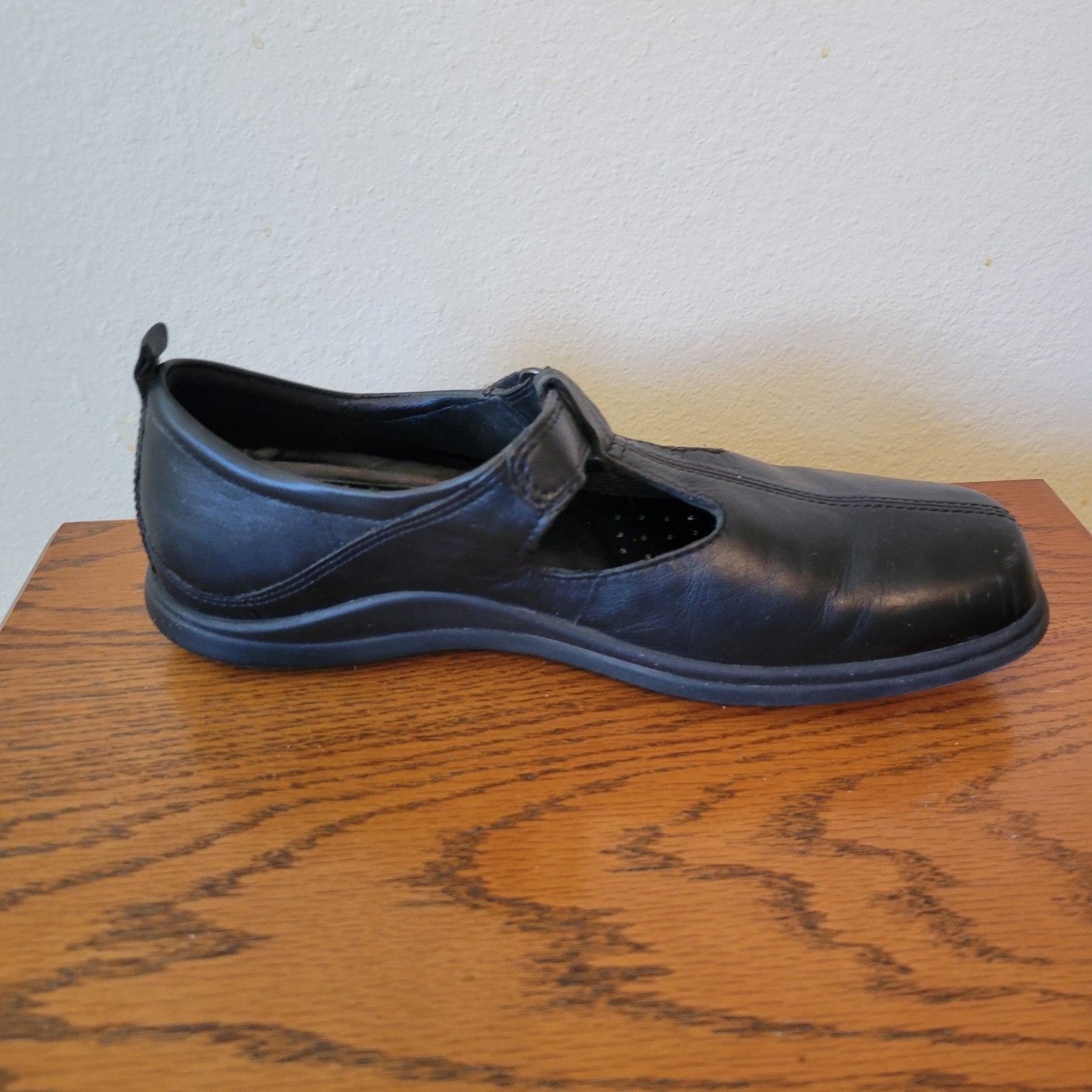 ECCO Womens Sz 8 Black Leather T Strap Mary Jane Comfort Loafers Flat Shoes