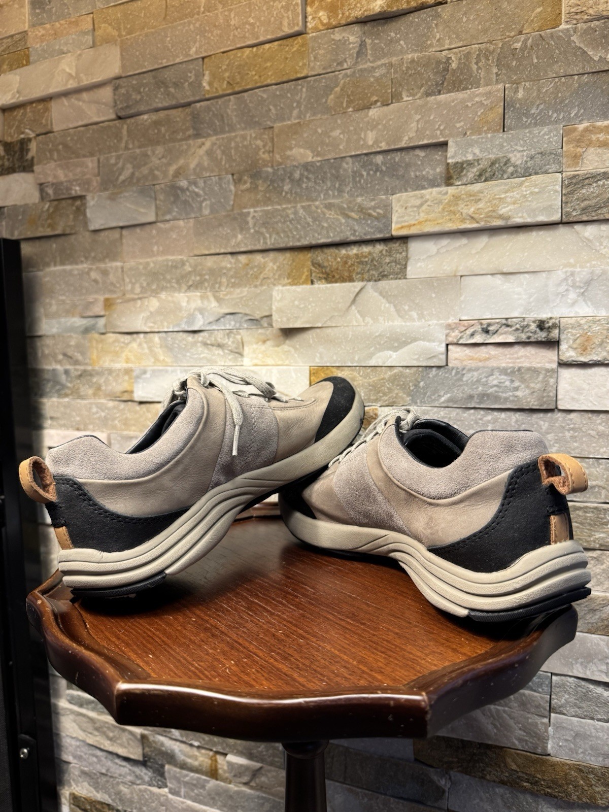 Women’s Sz 9M Clarks Wave Andes Grey Beige Walking Hiking Shoes Sneakers EUC