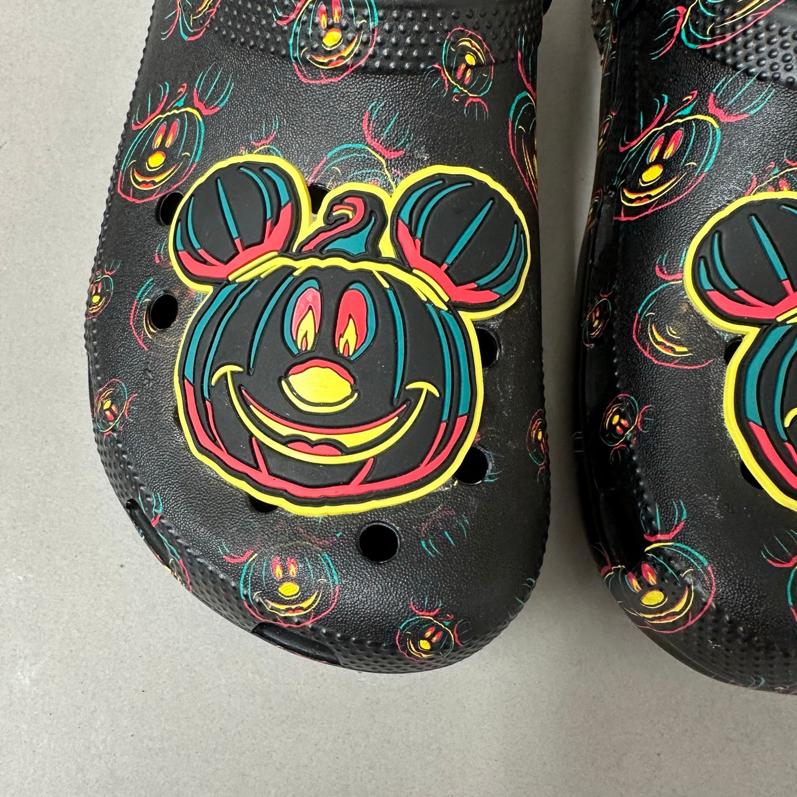 Crocs Disney Mickey Halloween Glow In The Dark Classic Clog Womens size 9 Mens 7