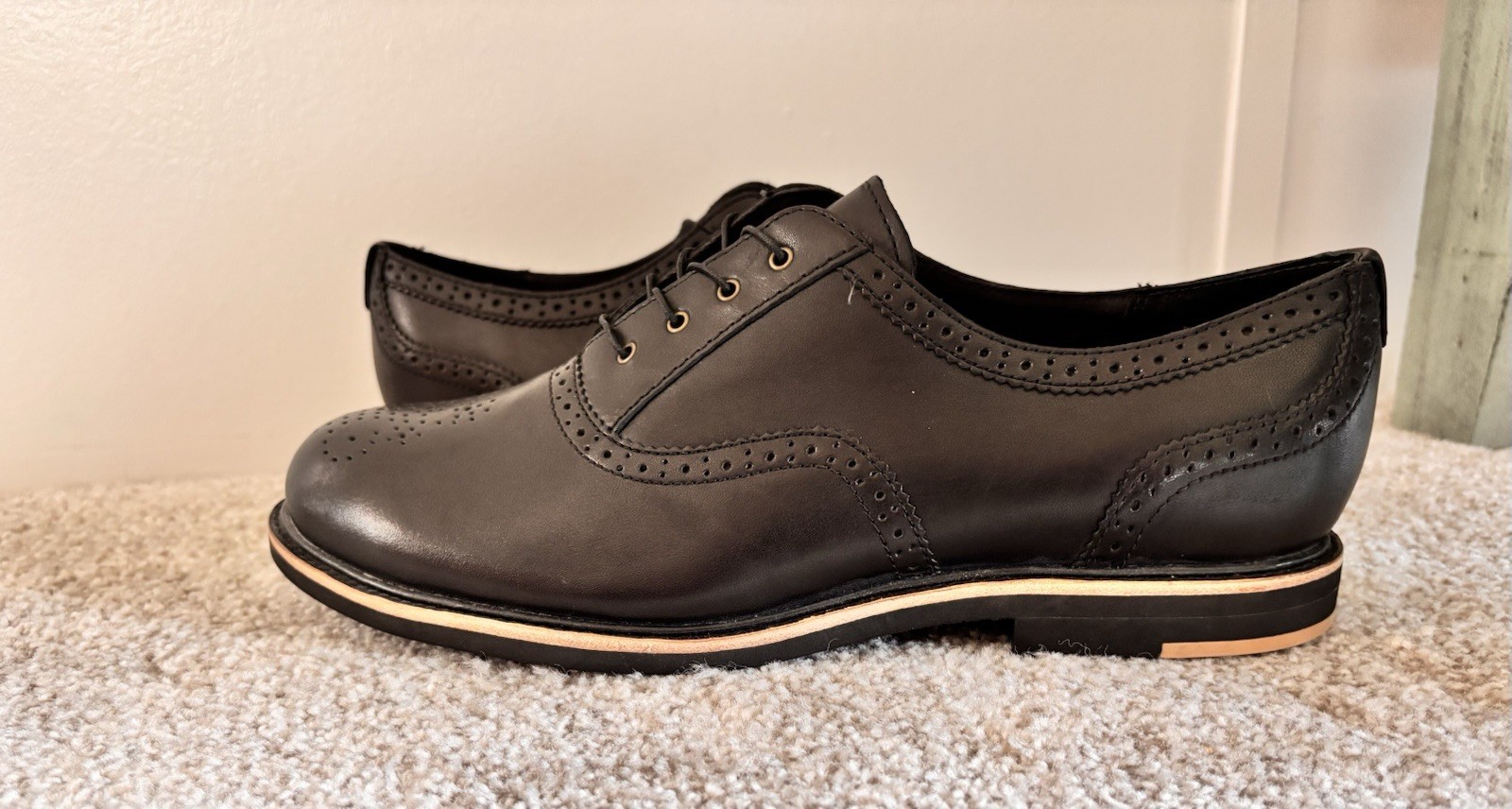 UGG Caelyn Black Leather Lace-up Oxford Shoes Size 9.5 NWOB