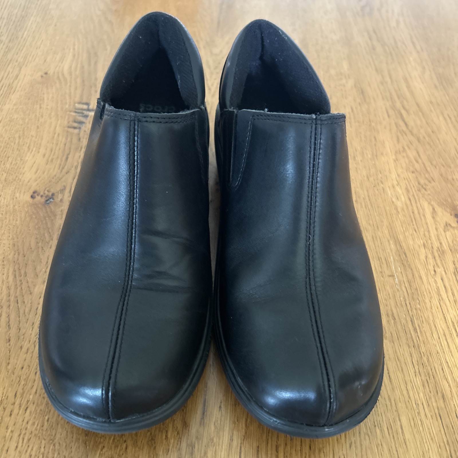 Women’s Size 8 CROCS Black Leather Shoes Slip-Resistant Casual Work Nurse Clogs