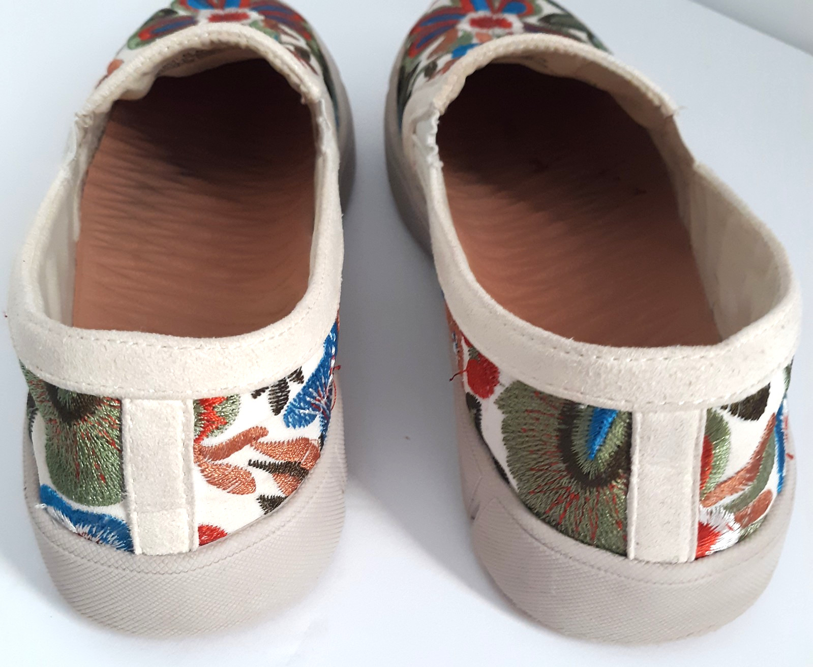 Baretraps Beech Floral Embroidered Multi/Beige Slip-On Women Sz 8M Casual Shoes