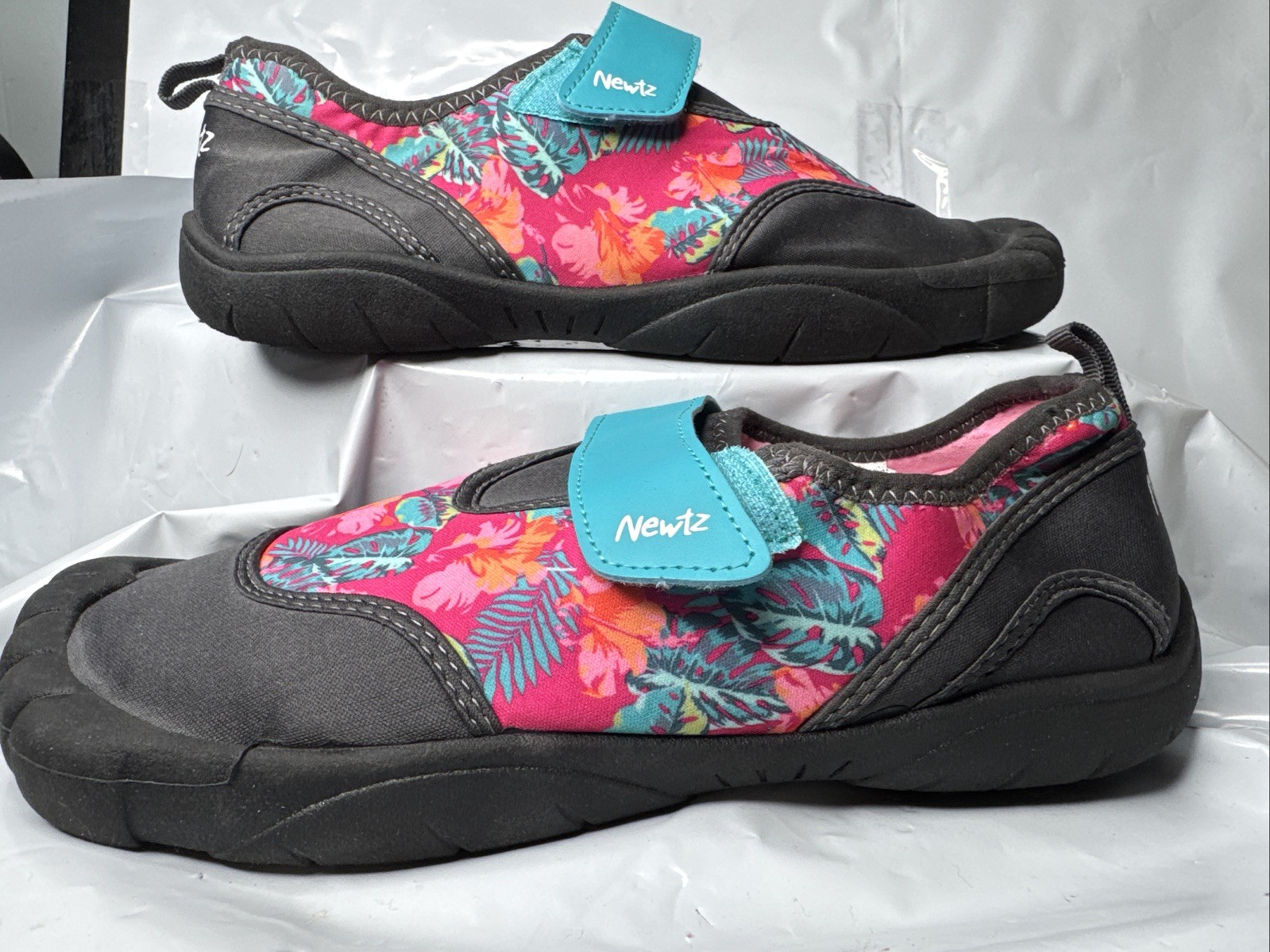 Newtz Water Shoes Womens Sz 11 Slip On Beach Vacation Travel Pink Tropical