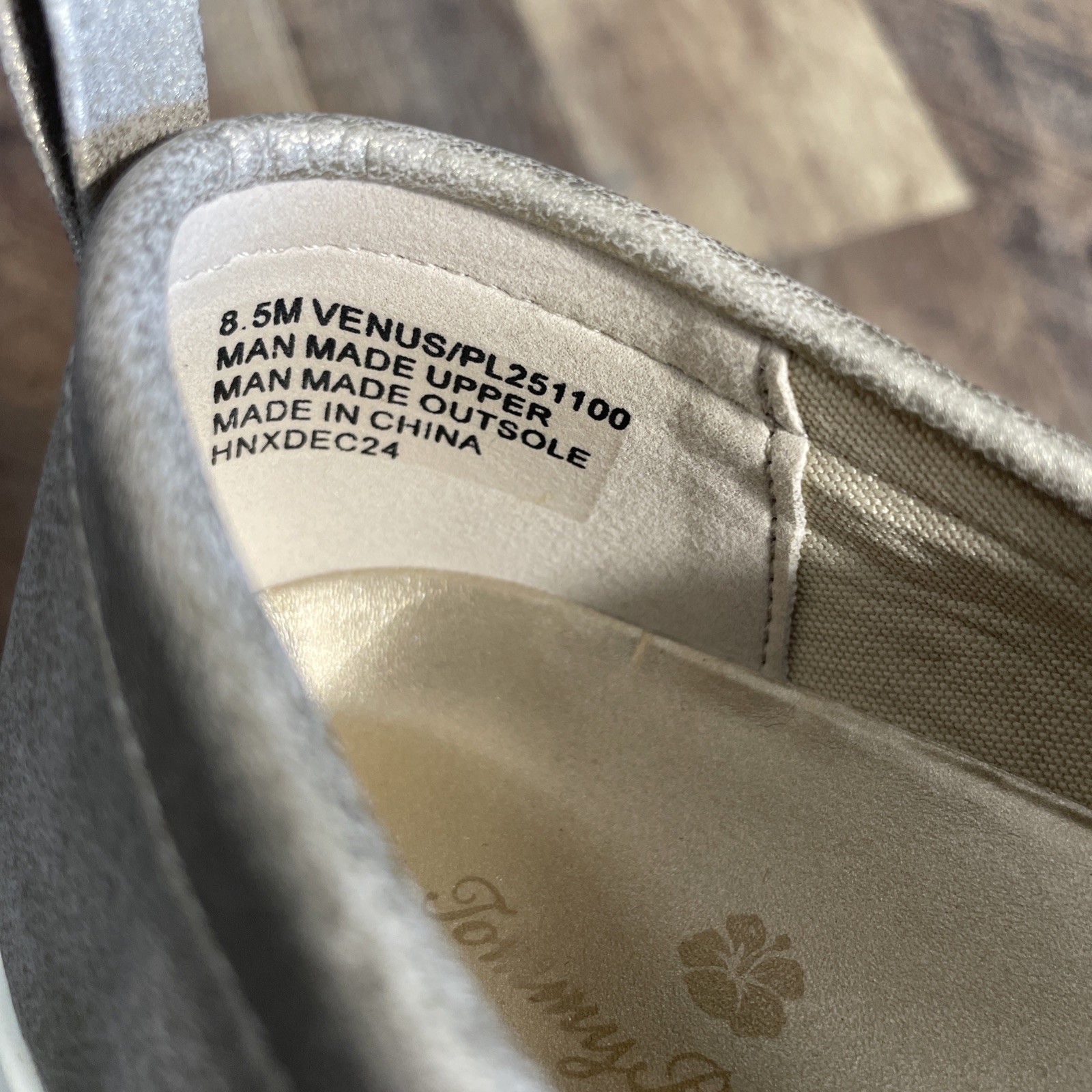 Tommy Bahama Women’s Shoes Sz 8.5M Slip On Penny Loafers Venus Metallic Gold