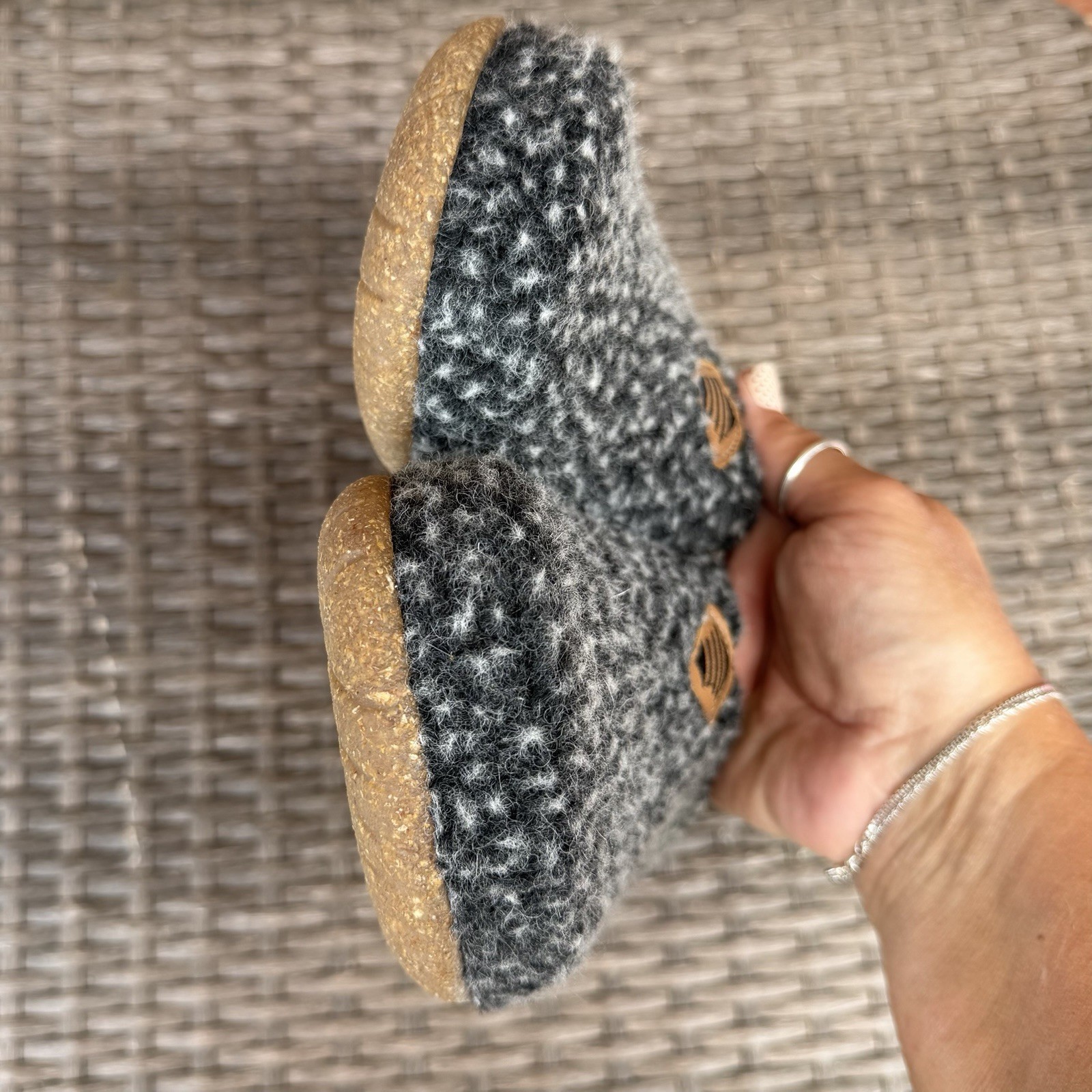 New Taos “My Sweet Wool” Charcoal Plush Clogs Unisex Sz 39 US 8.5W/6.5M NWOB!