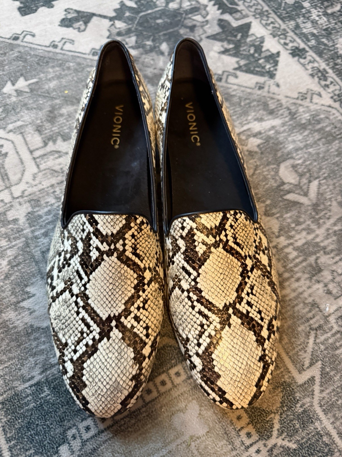 Vionic Women’s Willa II Textured Cream And Black Snakeskin Size 12