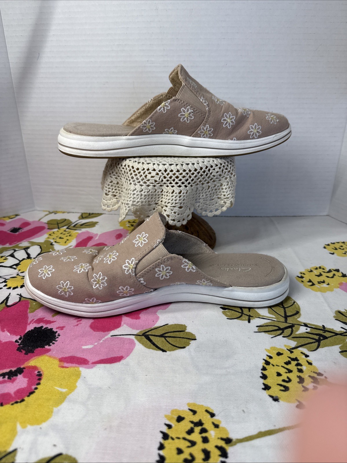 Clarks Cloudsteppers Taupe, embroidered Daisies, terry lined Breezeshore sz 7.5