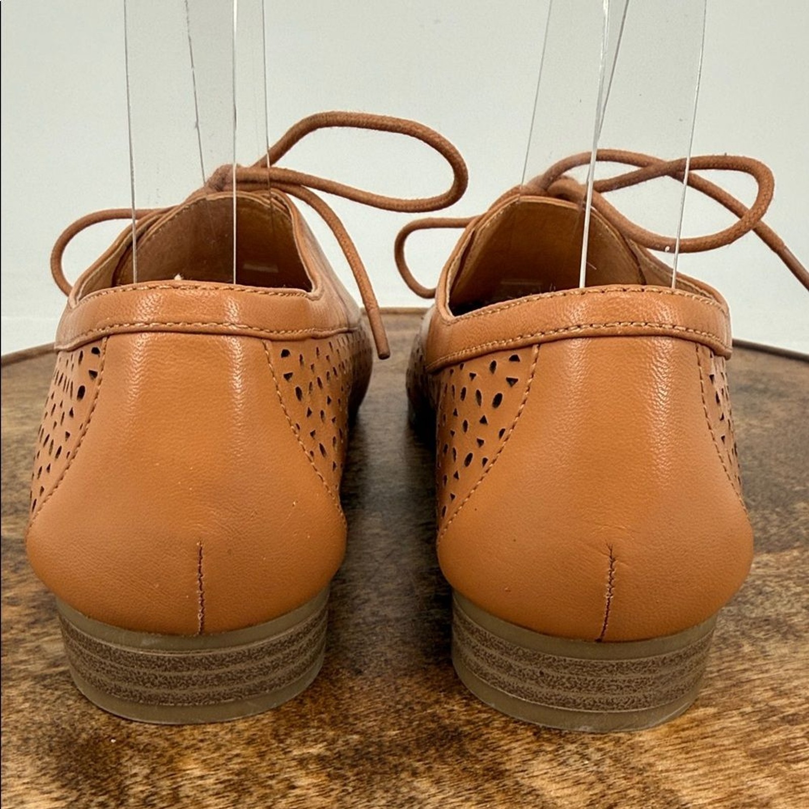 White Mountain Shoes Wm 7.5 M Tan Perforated Leather Lace Up Oxford Laser Cut