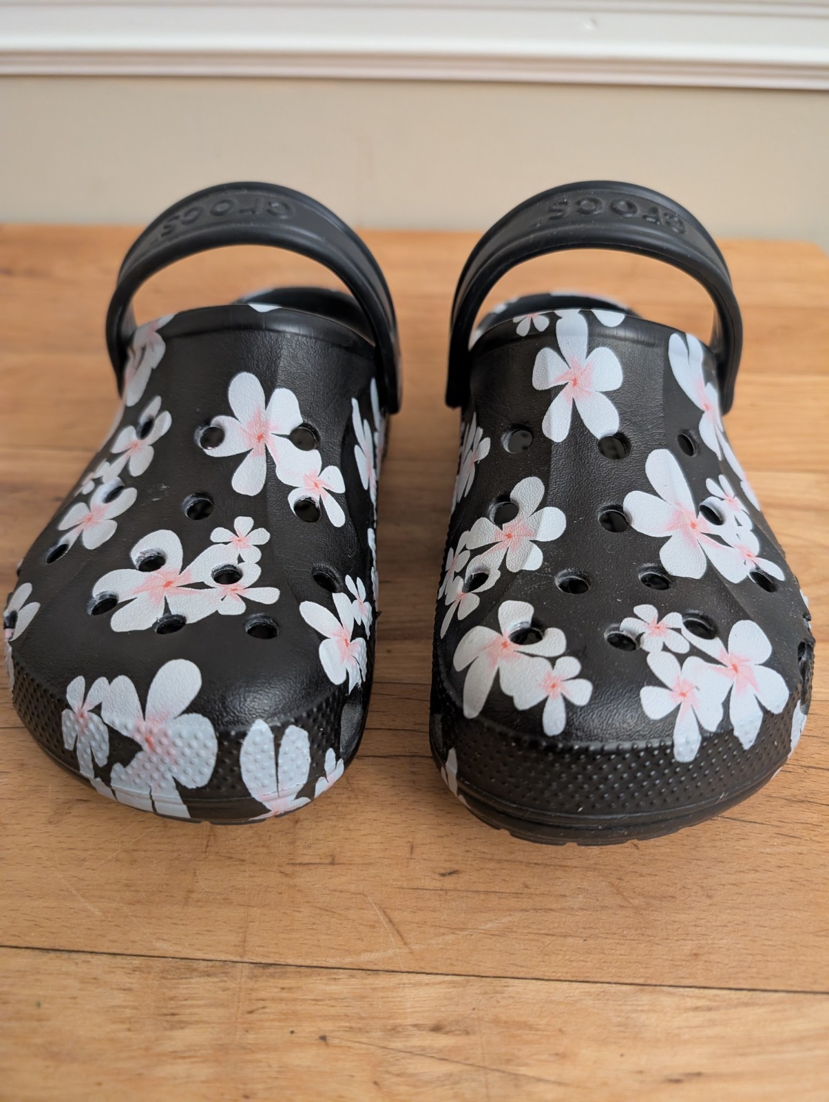 Crocs BAYA Black Flowered Touch Of Pink White Flowers Darling Size M-4 , W-6