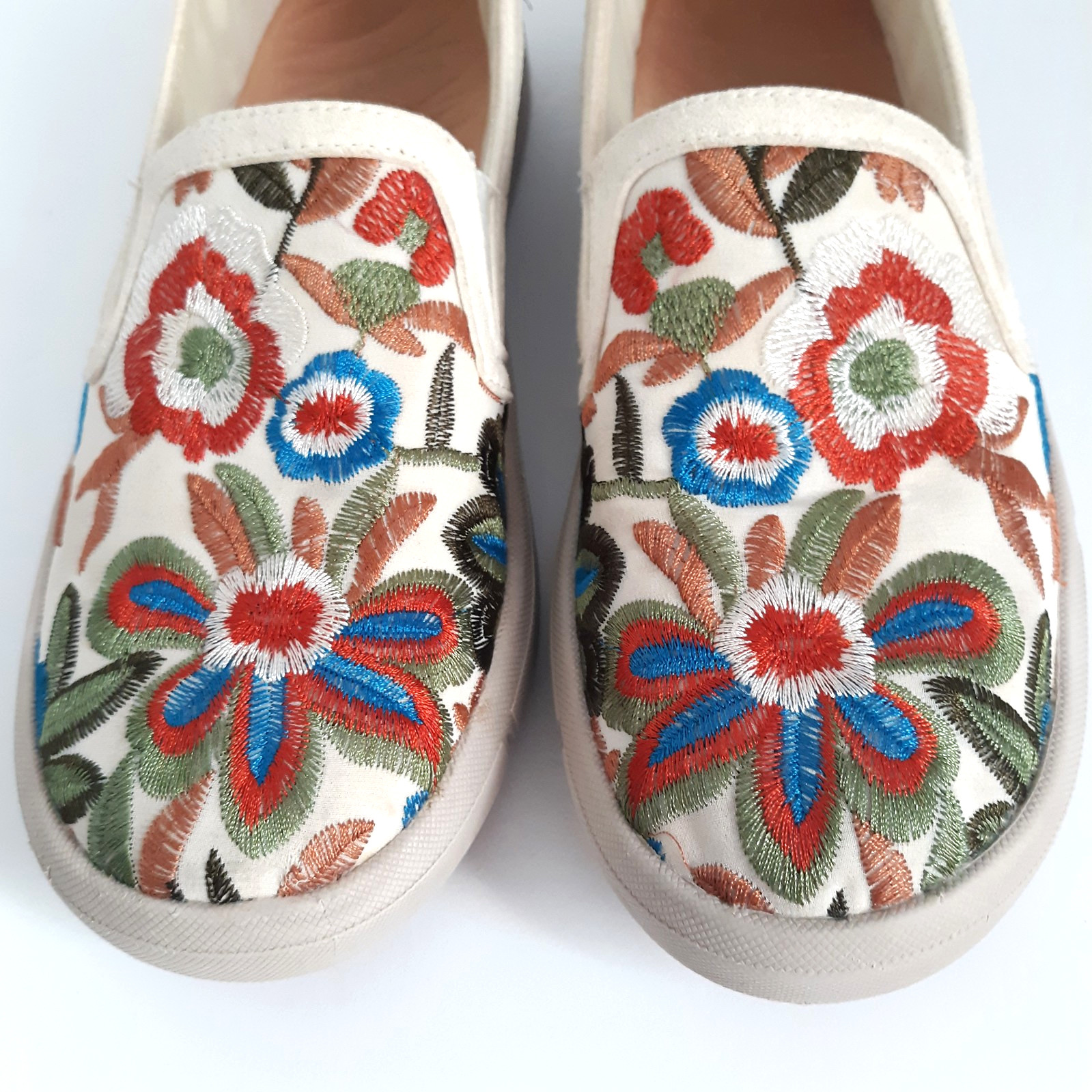 Baretraps Beech Floral Embroidered Multi/Beige Slip-On Women Sz 8M Casual Shoes