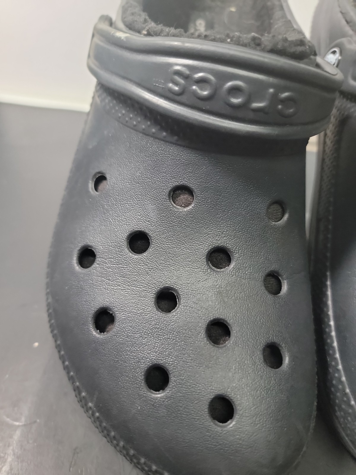 Crocs Dual Comfort Black Faux Fur Lined Clog Shoe Men’s Size 7 / Women’s Size 10
