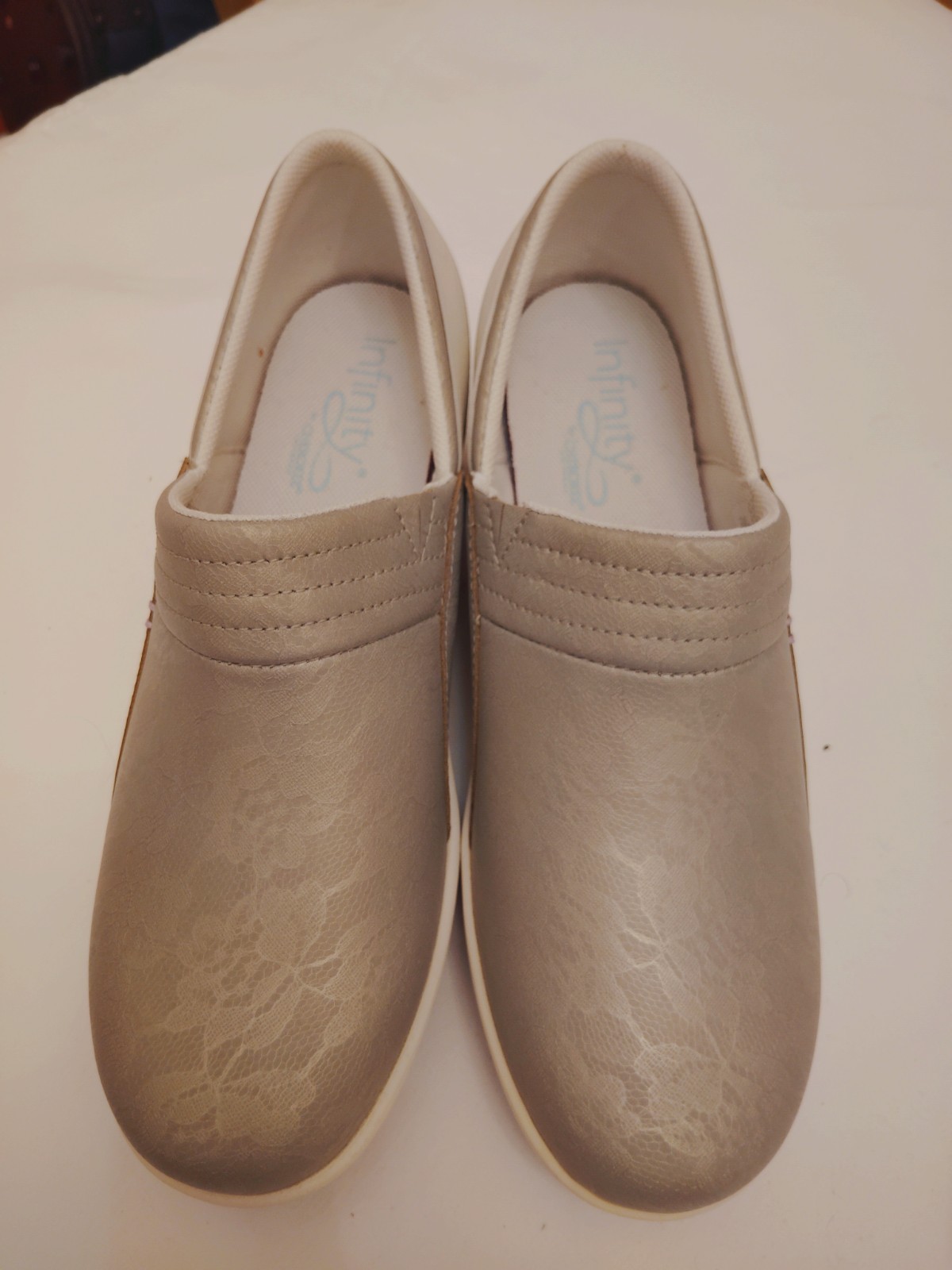 Infinity by Cherokee Taupe Slip-On Clogs ( Z-361)