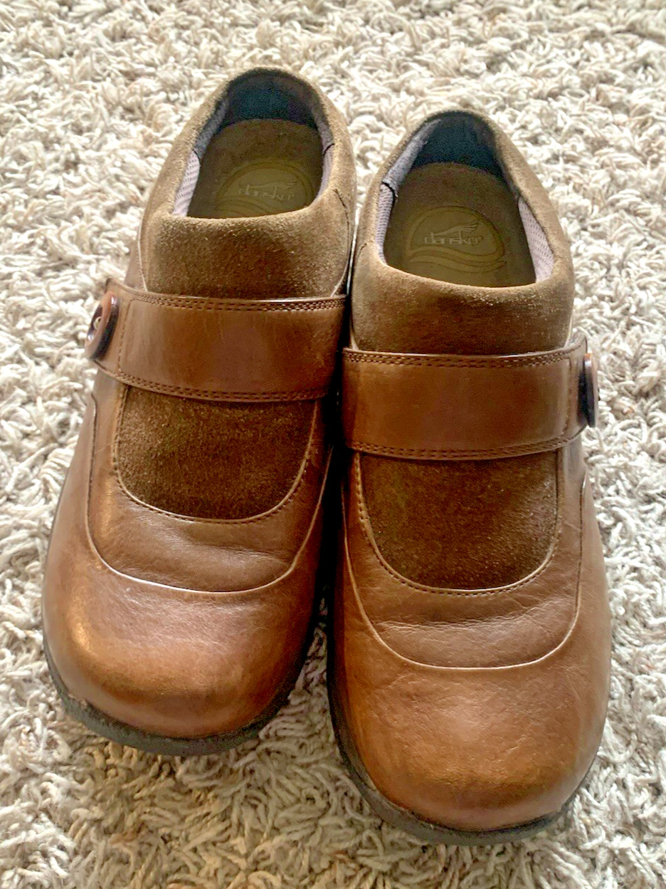 Dansko Brown Leather Clogs Slip-On Shoes Women’s Size 9.5-10 Decorative Button