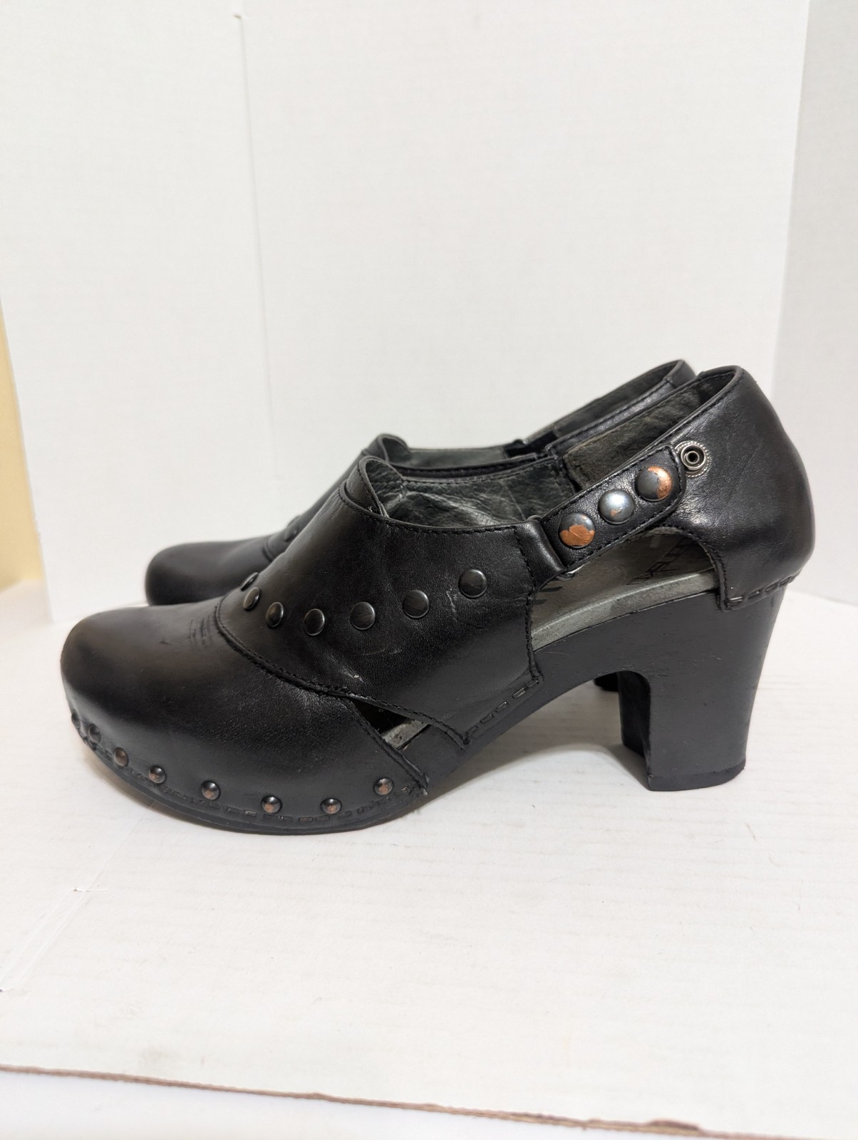 Dansko Women’s Size EU 38 (US 7.5 – 8) Studded Heel Button Black Clogs