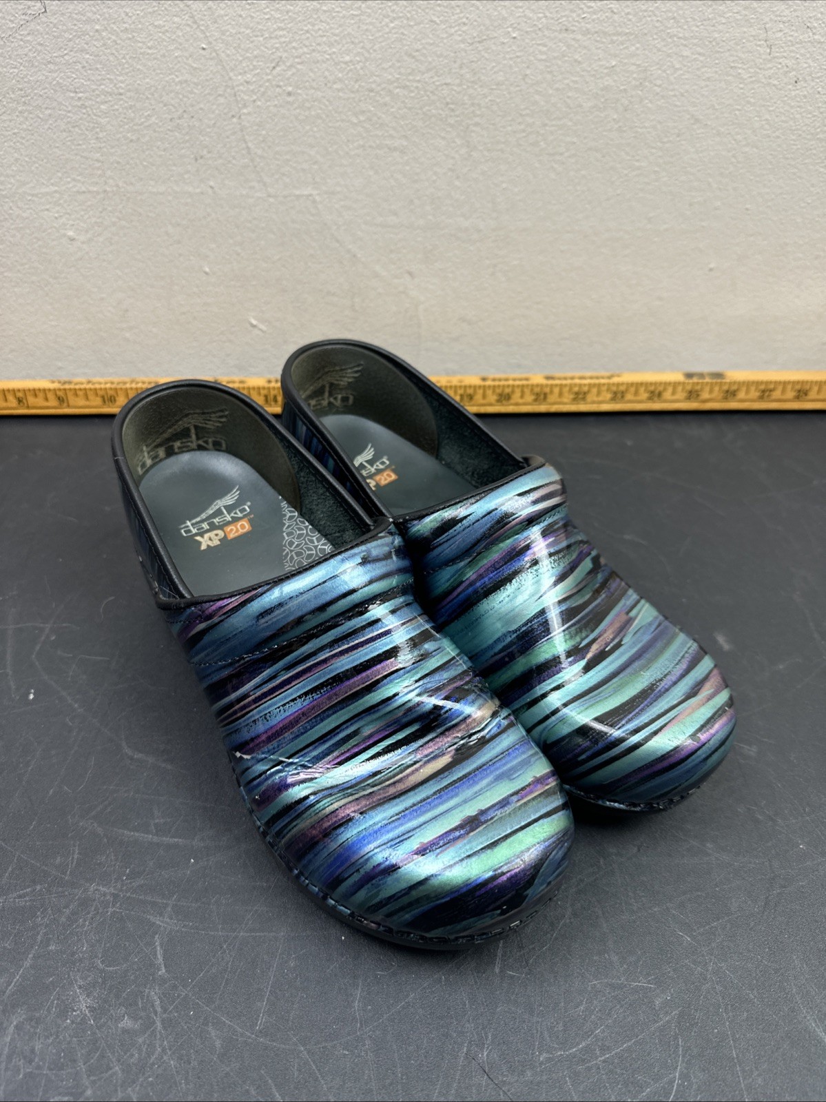 Dansko XP 2.0 Professional Patent Leather Clogs Peacock Womens Size 39 EUC