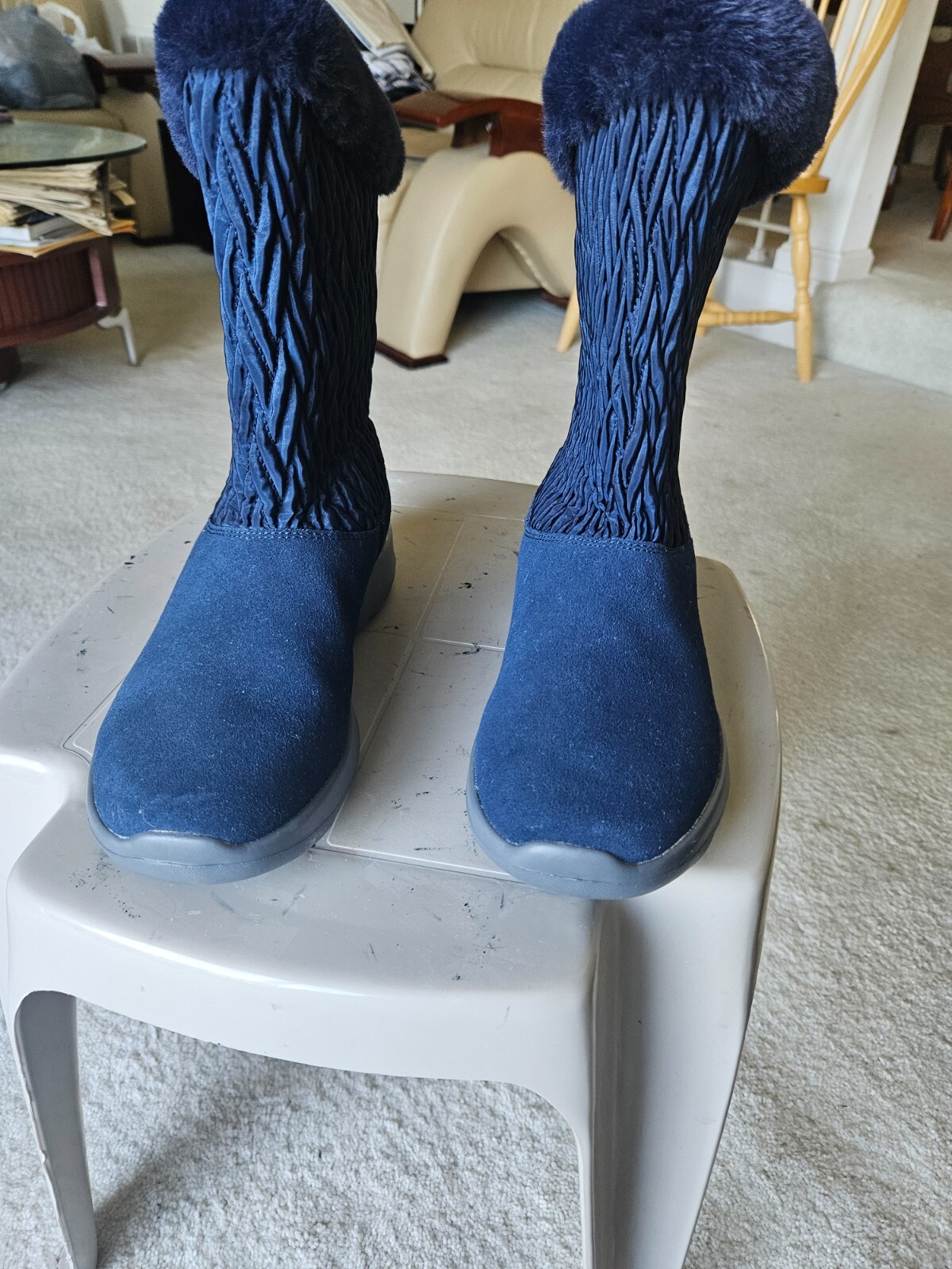 SKECHERS GEN WOMENS SLIP IN US 9 SUEDE AND TEXTILE UPPER SHOES. FAUX FUR LINING