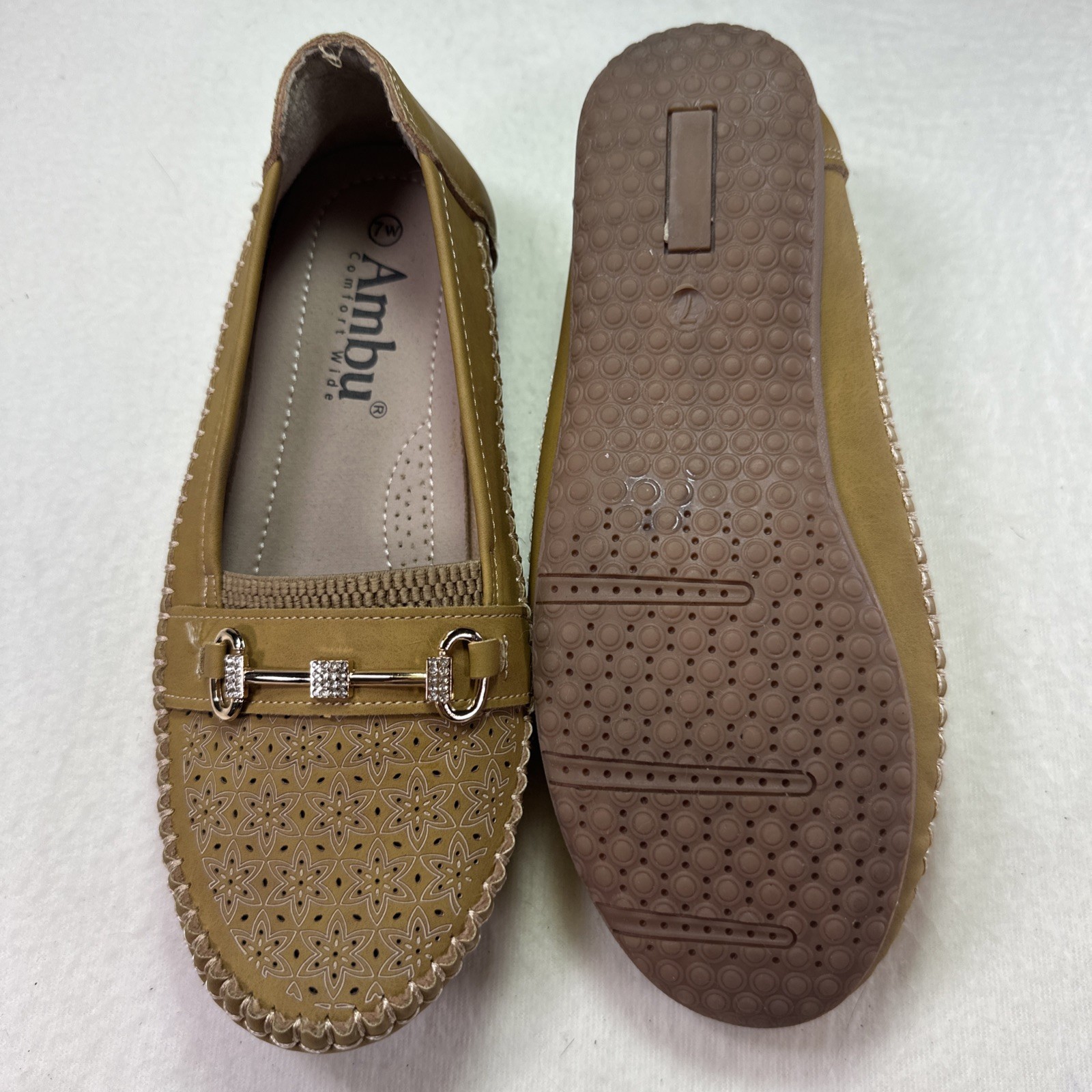 Moccasin Ambu Comfort Womens Size 7 Shoes Flat Slip On Loafers Beige Tan Nwob