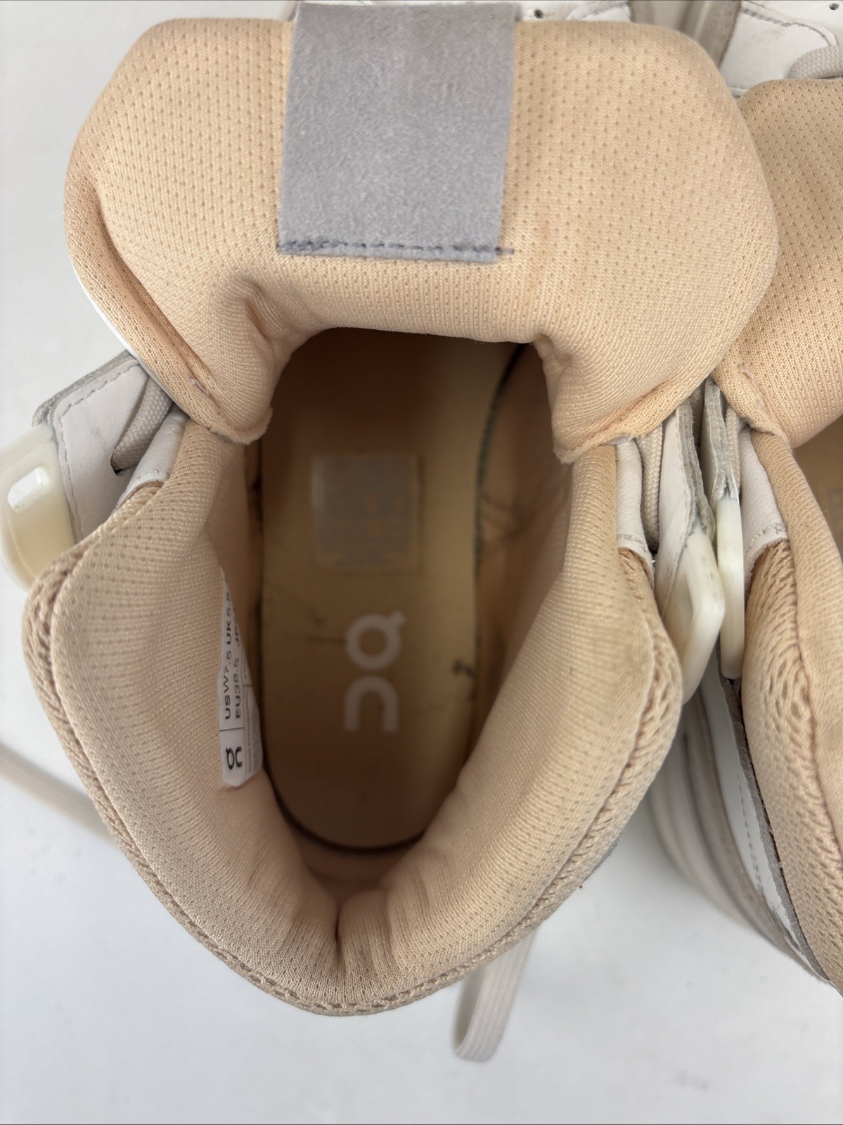 On Cloud The Roger Clubhouse Mid White/Blonde Sneakers Shoes Women’s Size 7.5