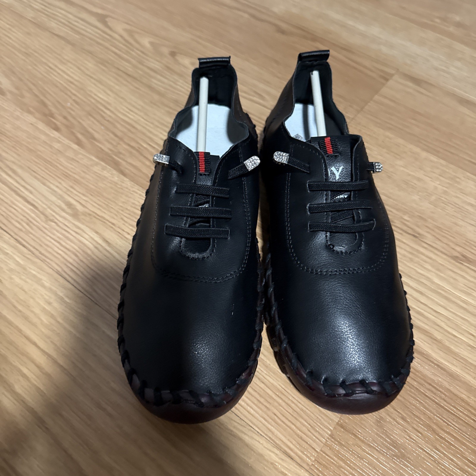 White& Black casual Slip-On Sneakers with Accent Stitching Size 37, 38, 39, 40