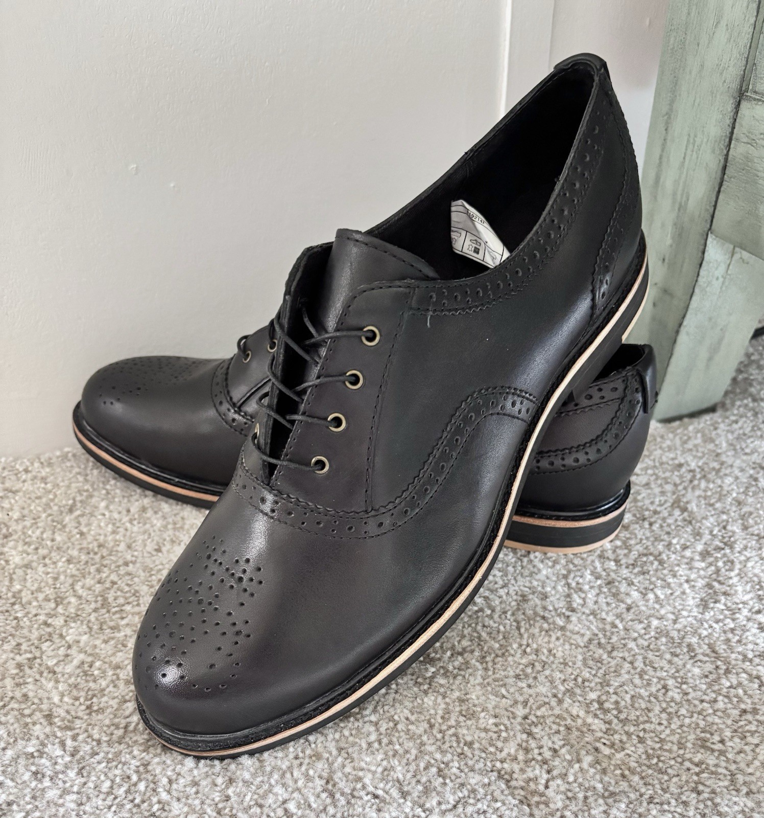 UGG Caelyn Black Leather Lace-up Oxford Shoes Size 9.5 NWOB