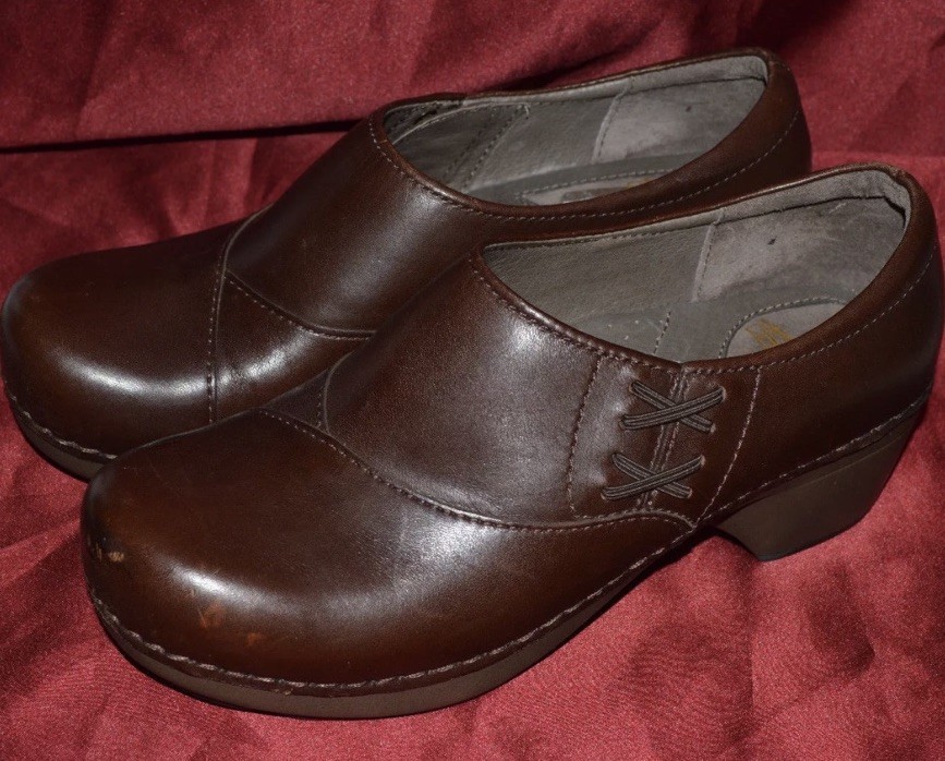 WOMEN’S DANSKO STACIE DARK BROWN LEATHER SIDE STITCH CLOSED CLOG 37 6.5-7