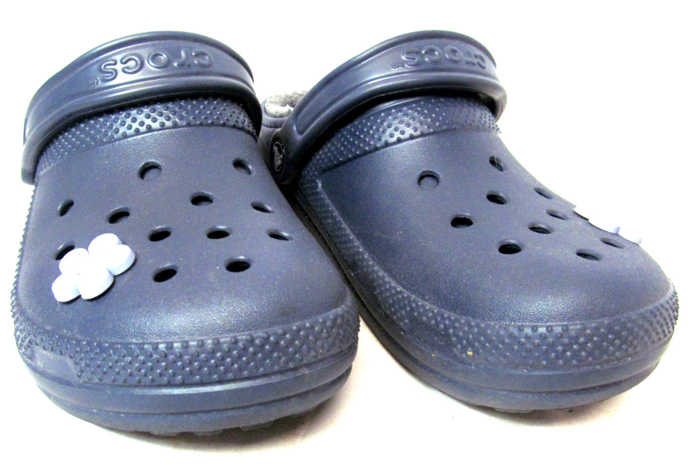 Crocs Faux Fur Lined Dark Blue Womens Size 8 Dual Comfort with cute daisy pins