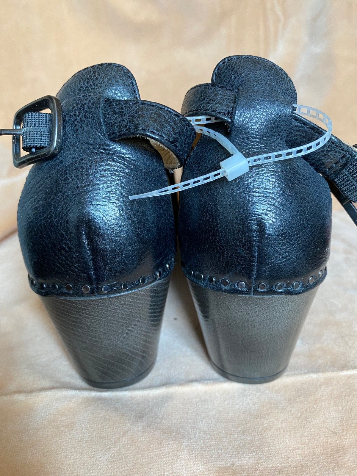 Dansko Sassy Stylish Upfront Closed Toe Sandals black size 40