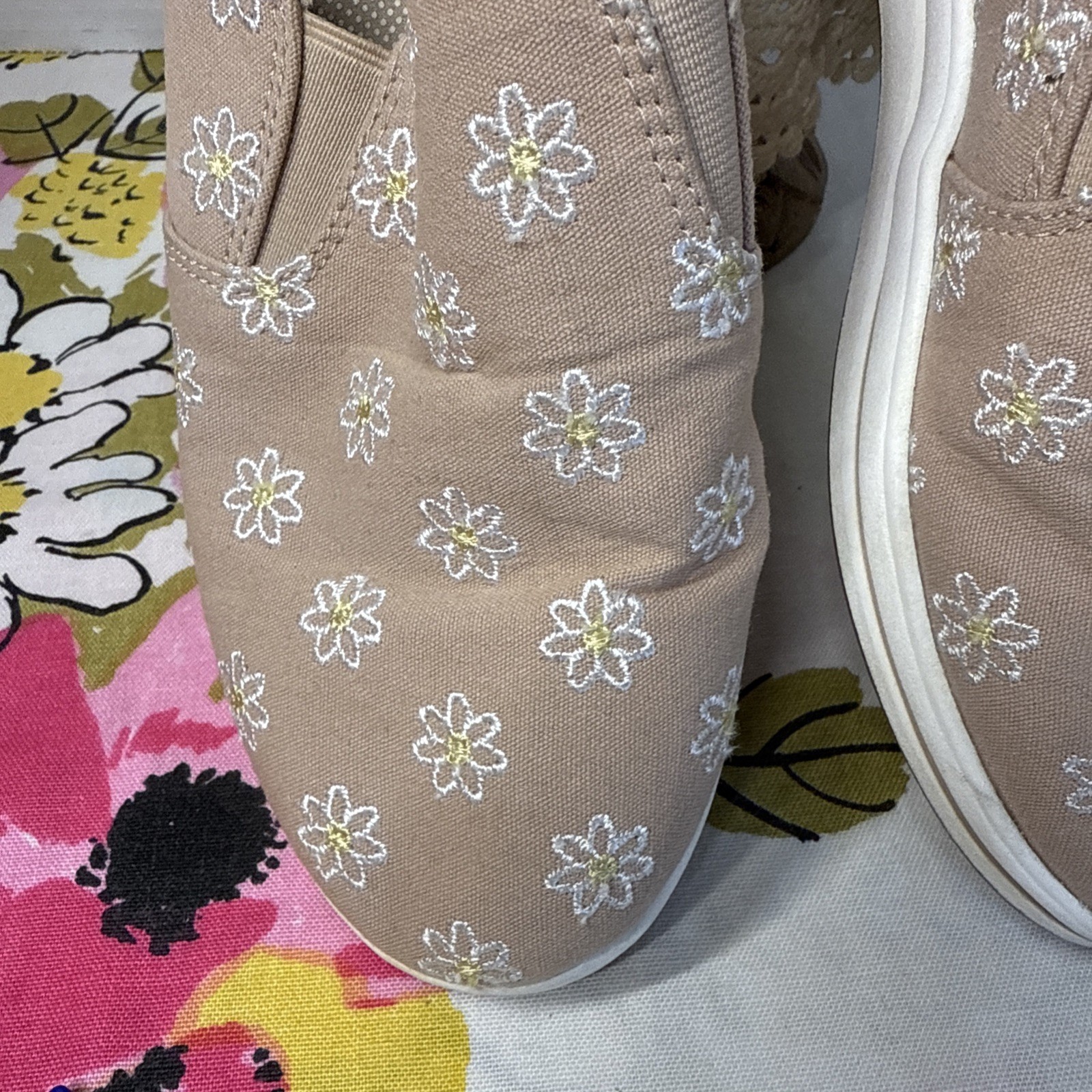 Clarks Cloudsteppers Taupe, embroidered Daisies, terry lined Breezeshore sz 7.5