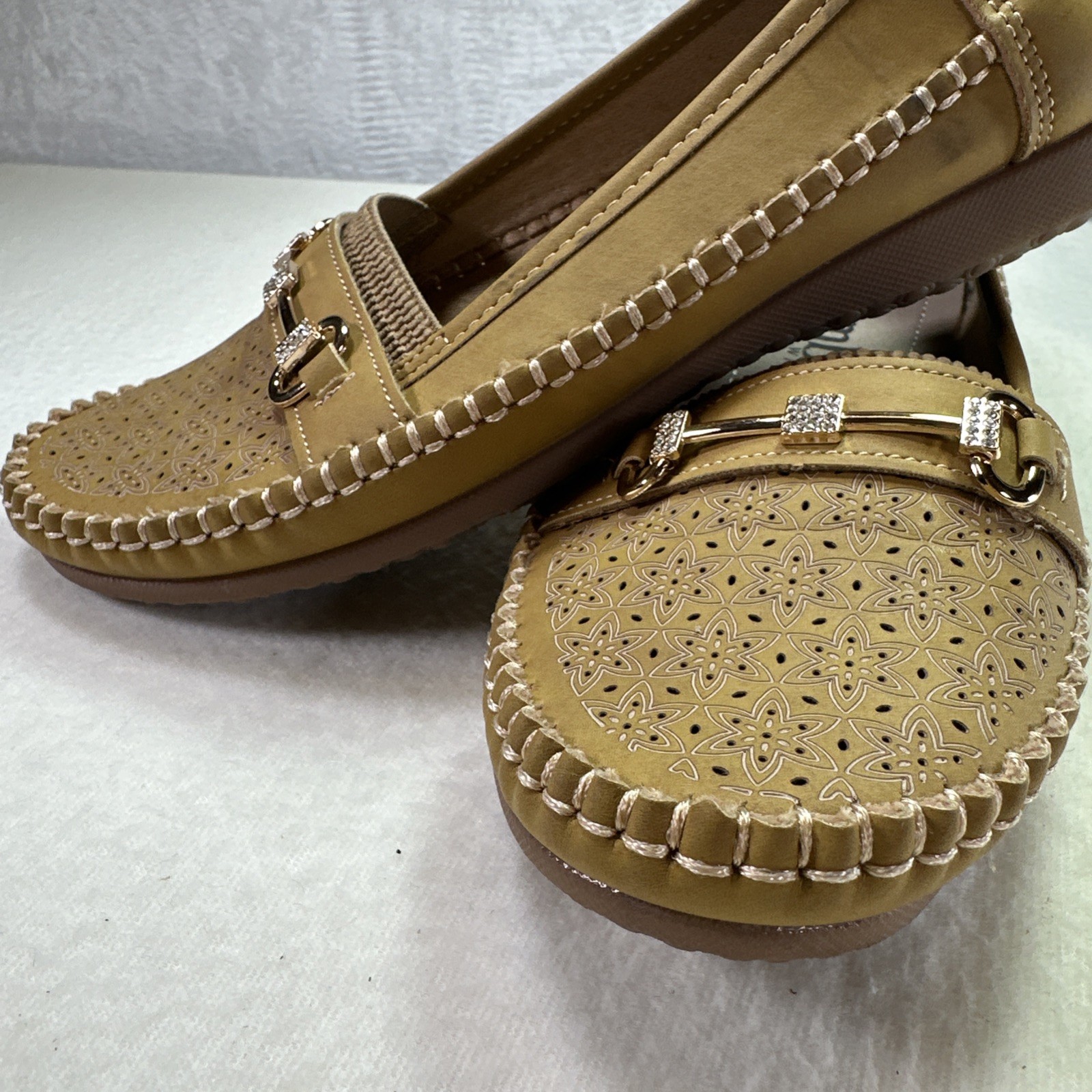 Moccasin Ambu Comfort Womens Size 7 Shoes Flat Slip On Loafers Beige Tan Nwob