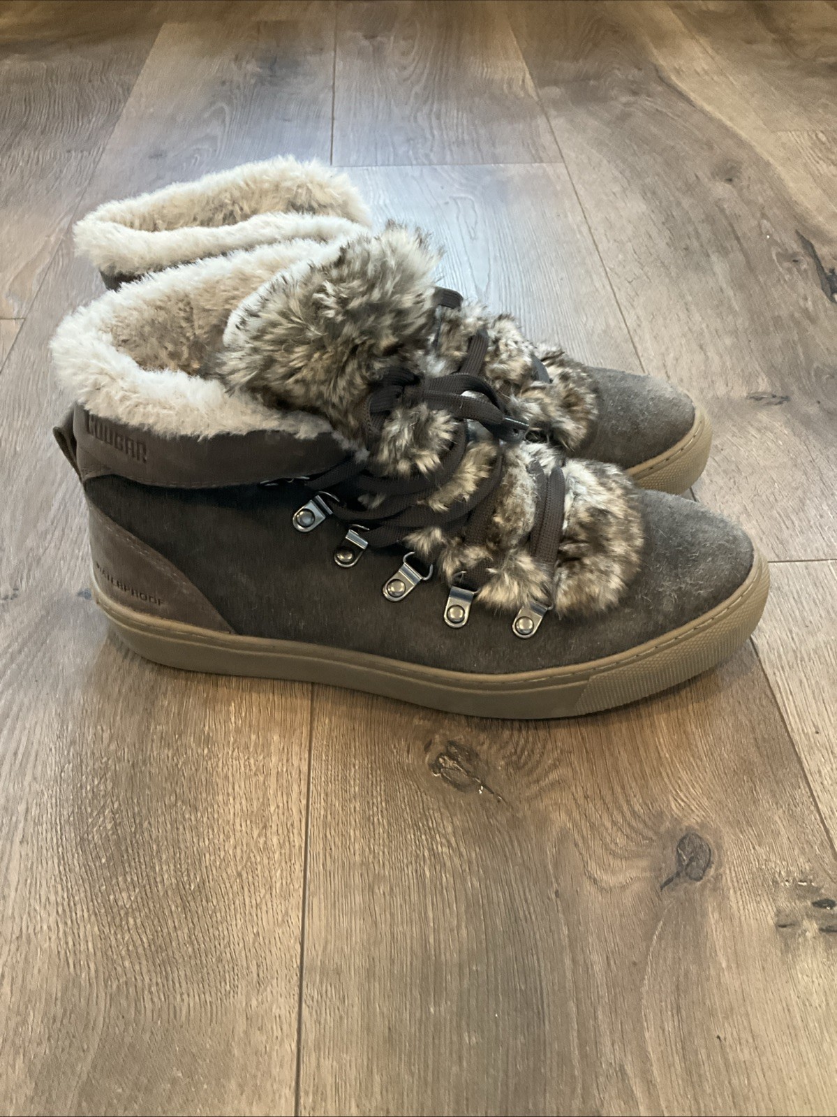 Cougar Daniel Women’s Waterproof Faux Fur Platform Sneaker Boot Grey Suede Sz 9
