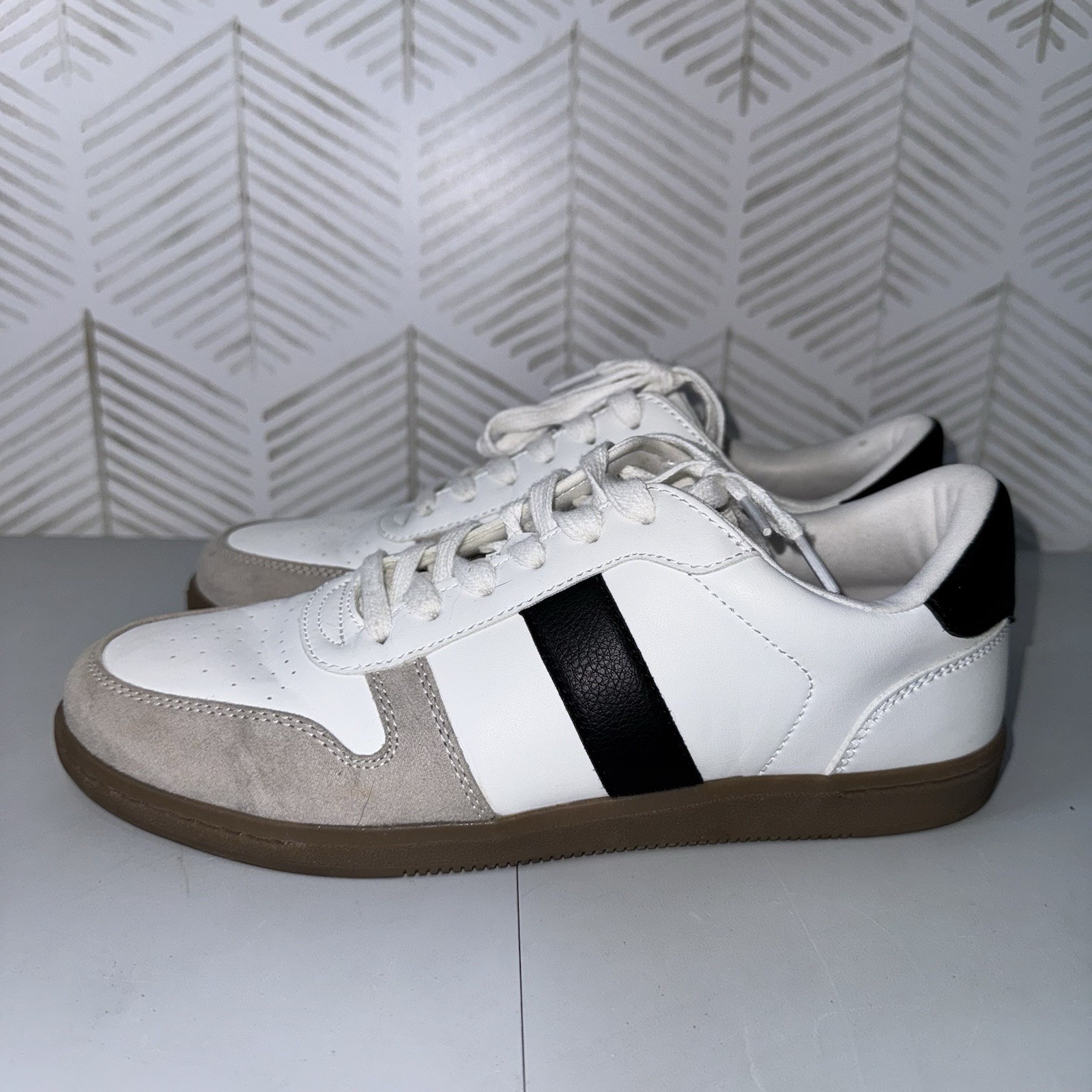 Universal Thread Women’s 9 Nikita Fashion Sneakers White Black Athletic Shoe