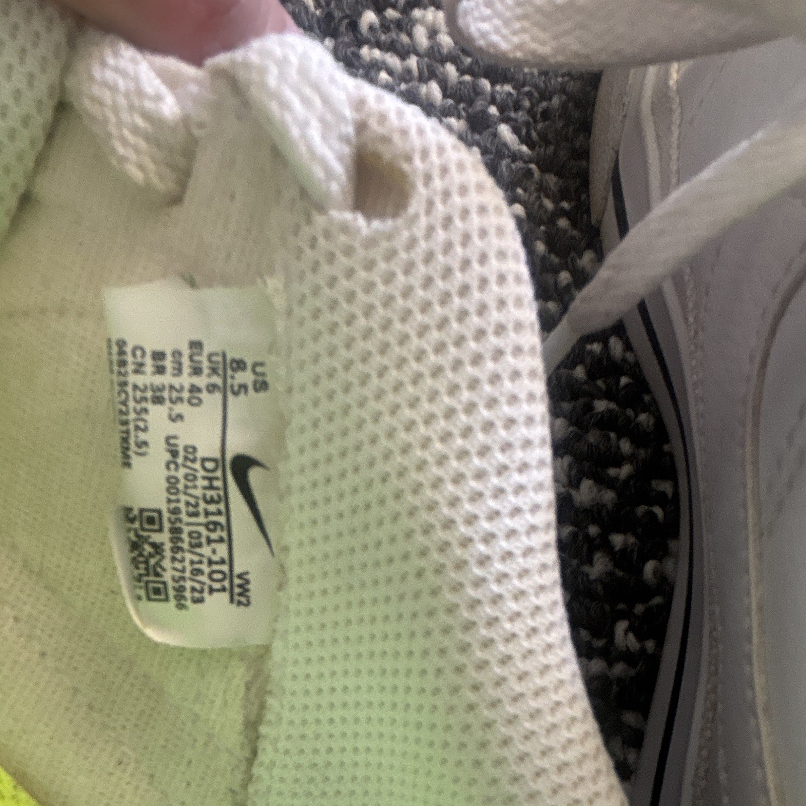 Nike Women’s White Low Top Sneakers Size 8.5 – Pre-owned Condition