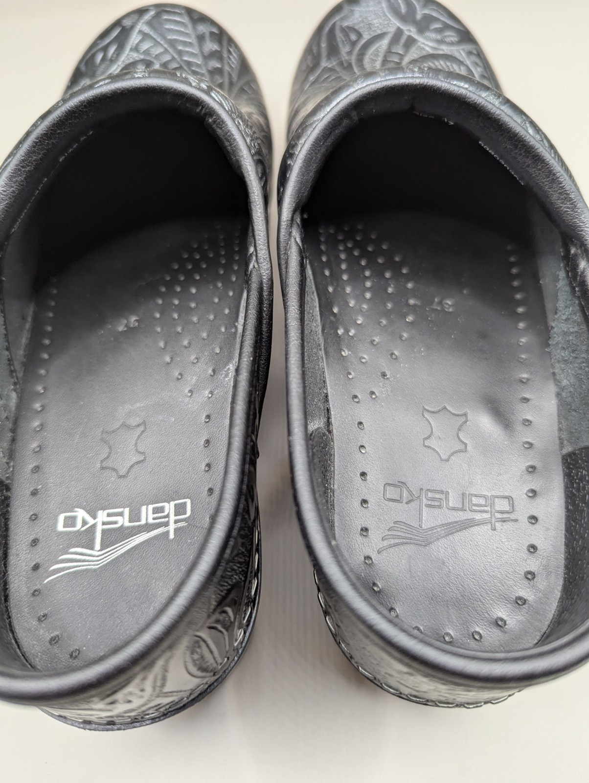 Dansko Professional Black Tooled Leather Clogs NWOB Women’s Size 37 (6.5-7)