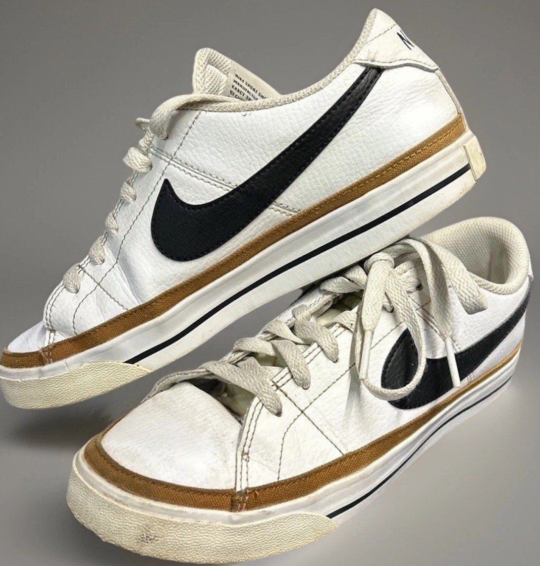 Nike White Black Swoosh Sneakers Gum Sole Women’s 7.5 Classic Casual Shoes