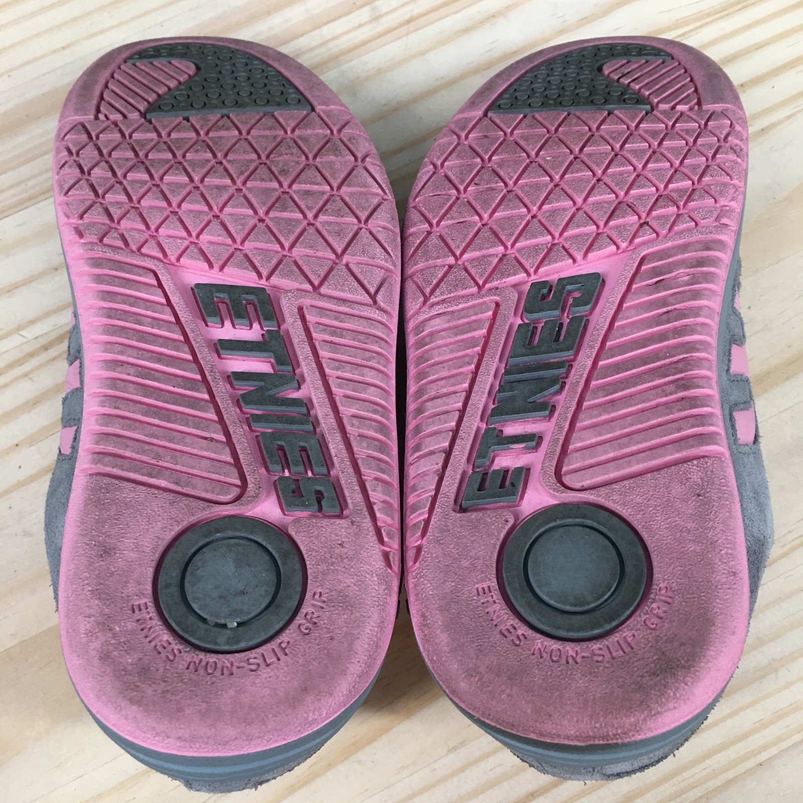 Etnies Callicut Shoes Womens 6 Skate Sneakers Lace Up Casual Suede Gray Pink