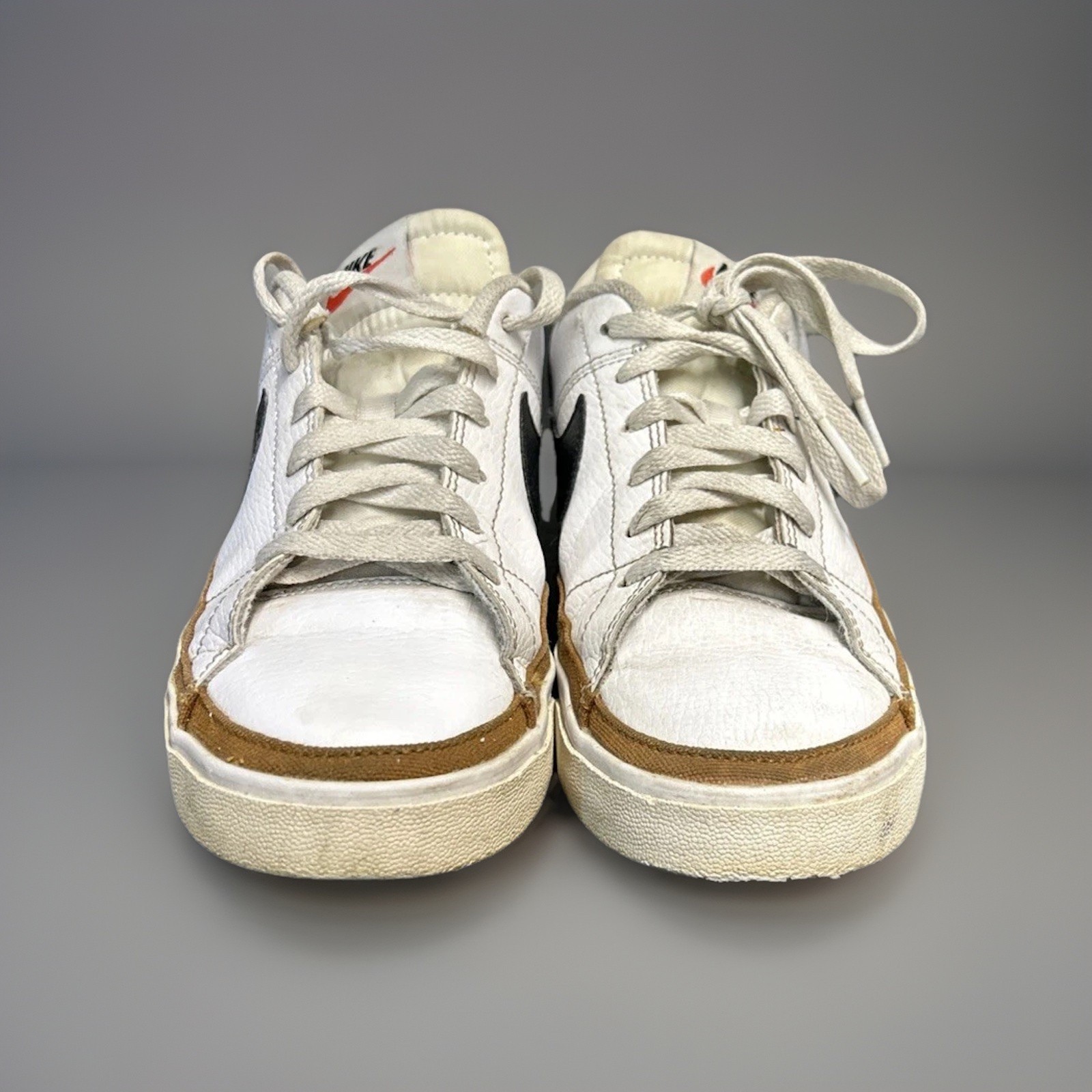 Nike White Black Swoosh Sneakers Gum Sole Women’s 7.5 Classic Casual Shoes