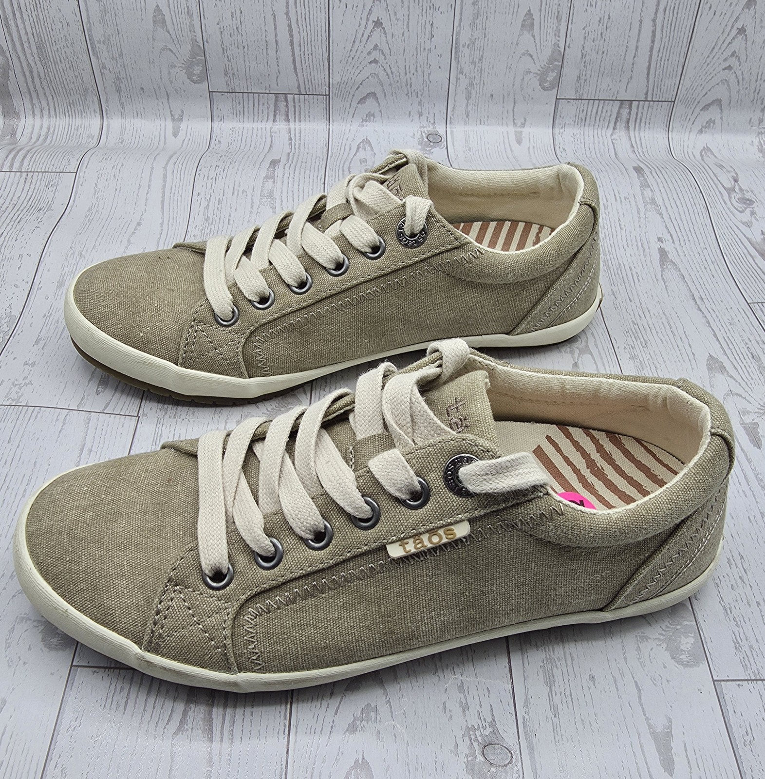 Taos Women’s Star canvas sneakers in a khaki or oat wash Size 5.5