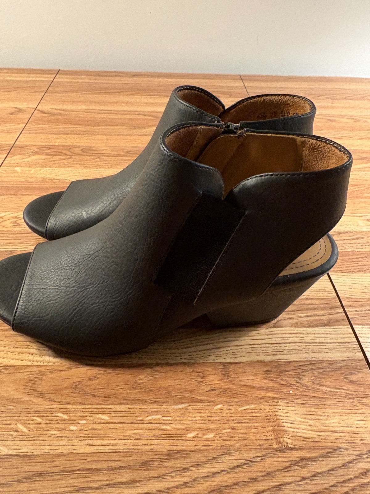 Natural Soul Black Wedge Sandals Women’s Size 6.5 Comfort Open Toe Zip Slingback