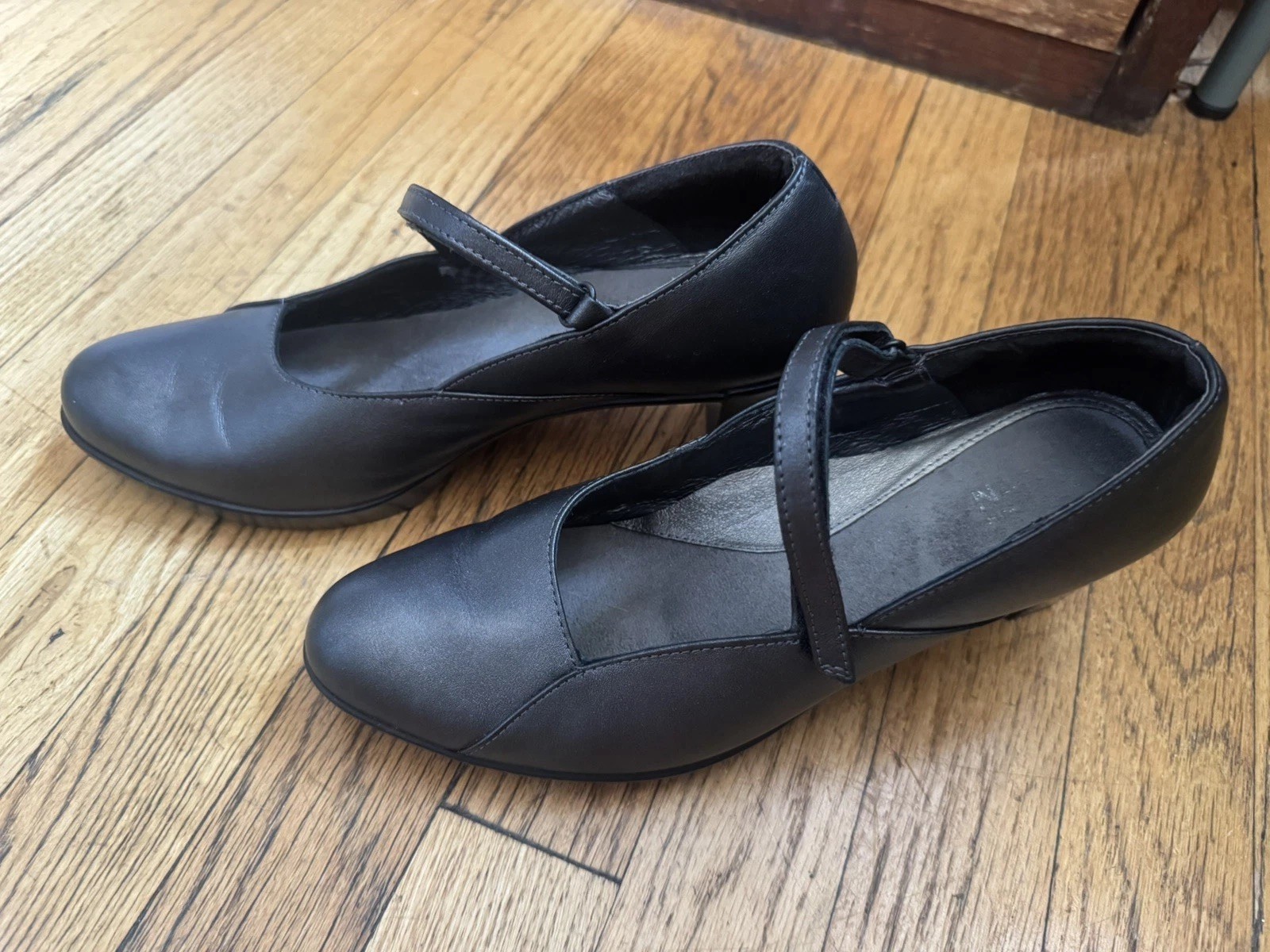 NAOT Mary Jane Shoes Women’s Size EU 39 /8-8.5 Metallic Gray Leather Heels Pumps