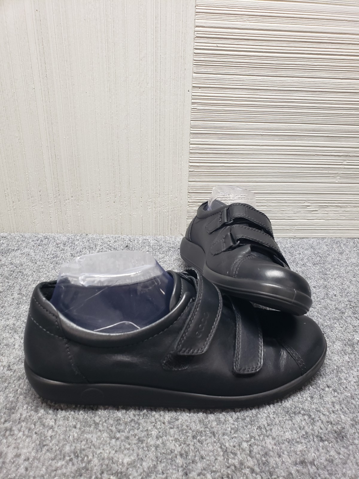 Ecco Women Sneaker 9.5 Black Leather Strap Hook & Loop Round Toe Casual Shoes
