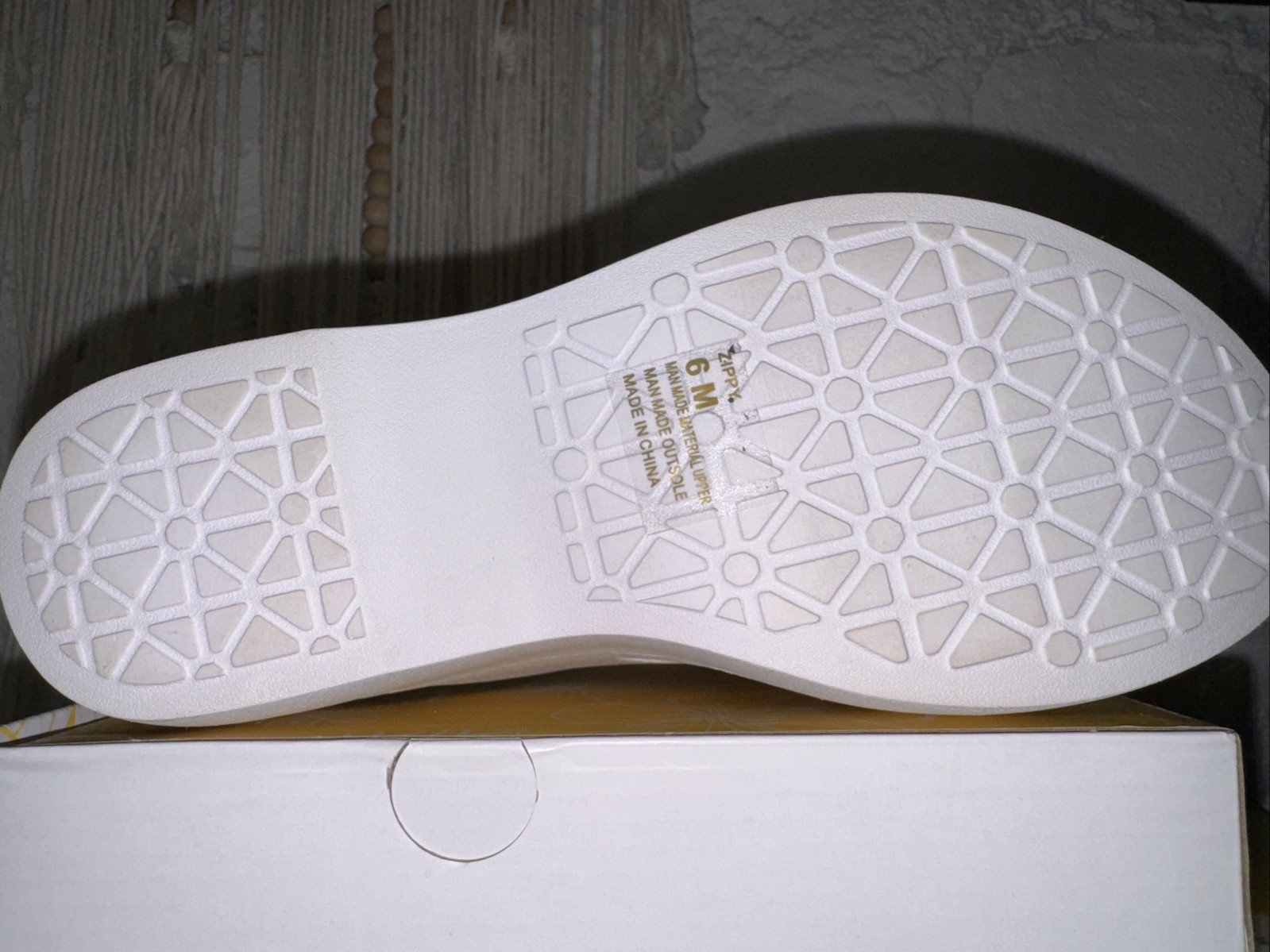 Zippy White Clogg shoes by Yellow box – size 8