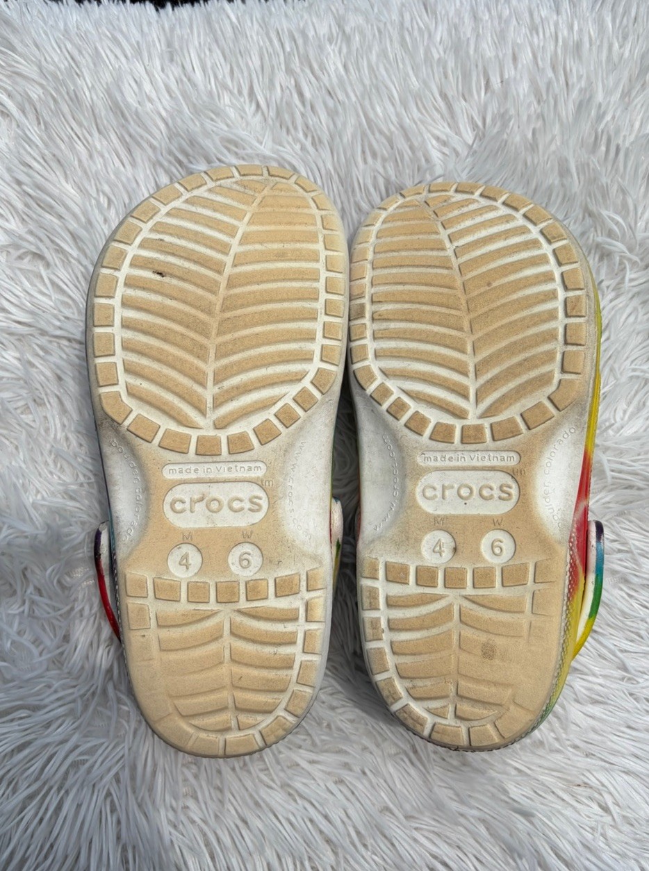 Crocs Classic Tie Dye Clogs Women’s Size 6 Slip On Closed Toe Sandals