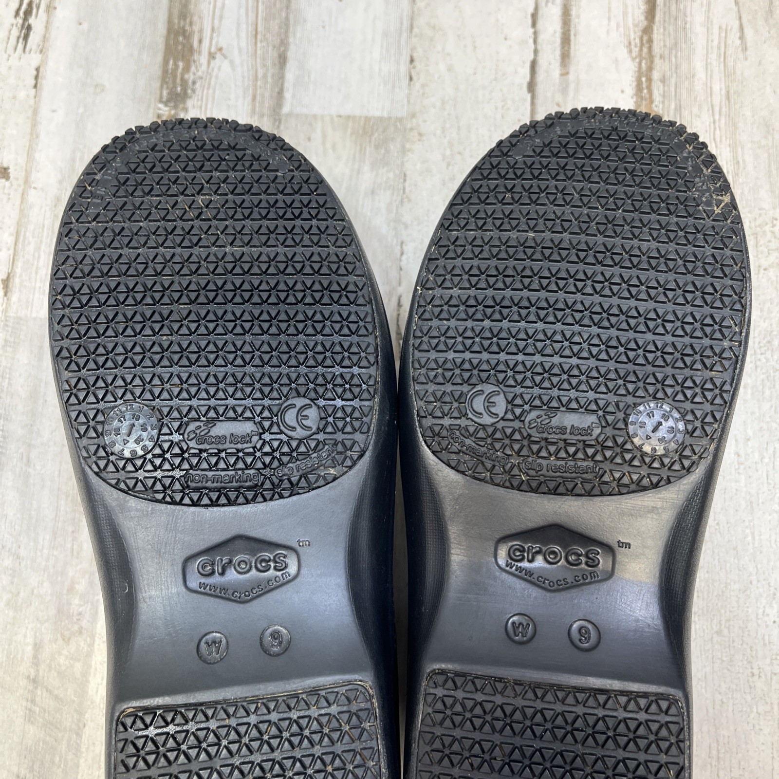 Crocs Dual Comfort Women’s Spotted Clog Shoes Black Gray Nursing Slip-On Size 9