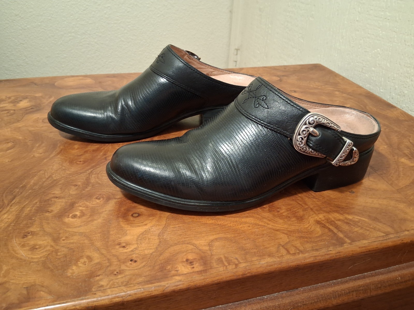 Ariat Women’s Western Style Mule. Size 7 B. Black. Silver Western Buckle.