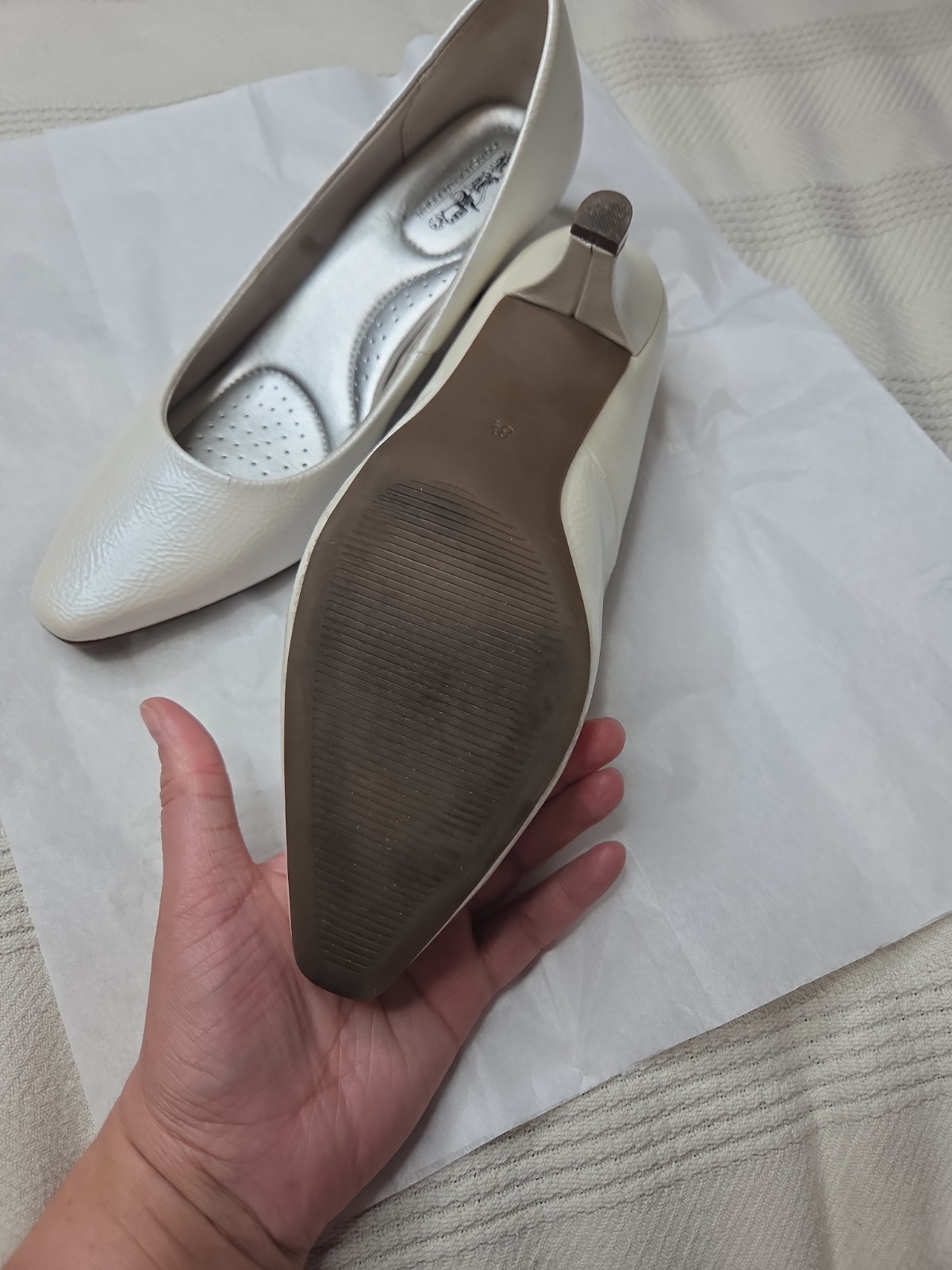 Coach Pearl White Patent Kitten Heel Pumps Women’s 8.5 Pointed Toe EUC