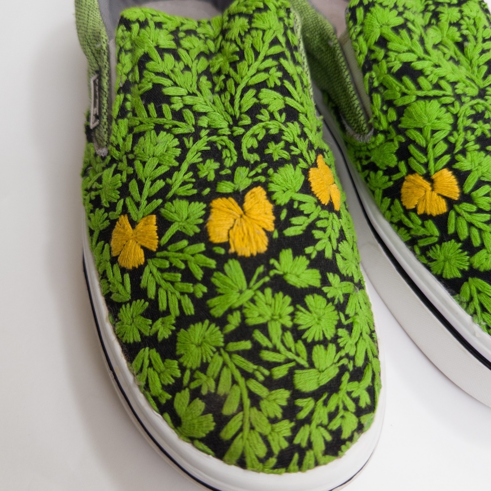 Zipak-Na Mexico Handmade Embroidered Women’s Slip On Shoes Green Floral Size 7